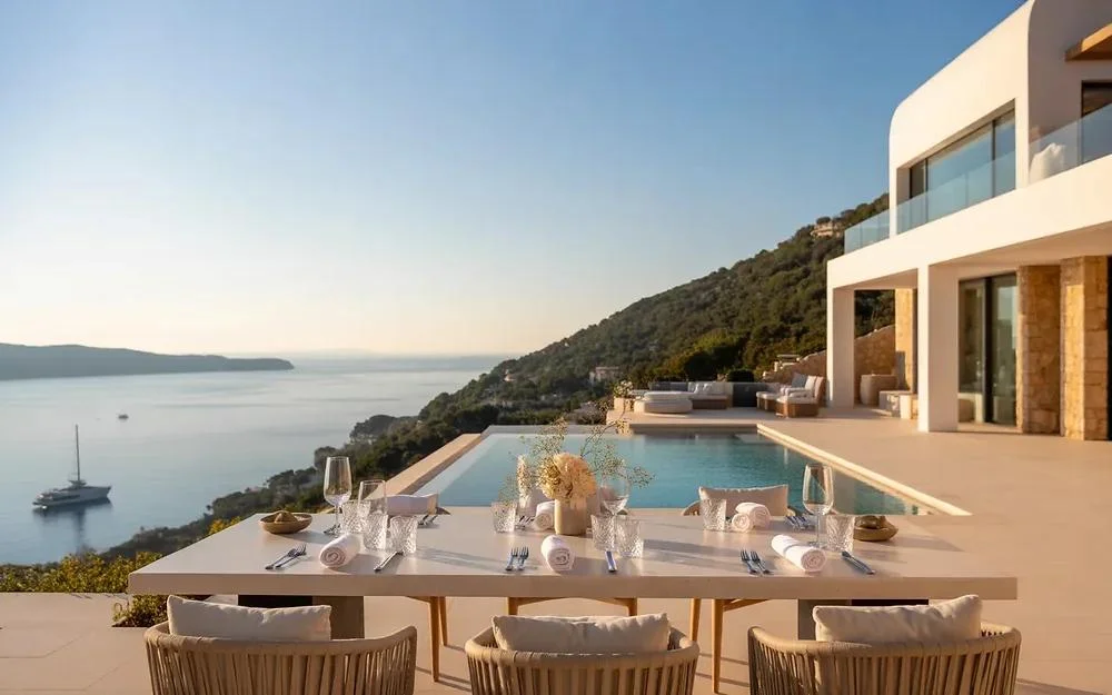 Eine vorbereitete Terrasse einer Villa mit Pool und Meerblick