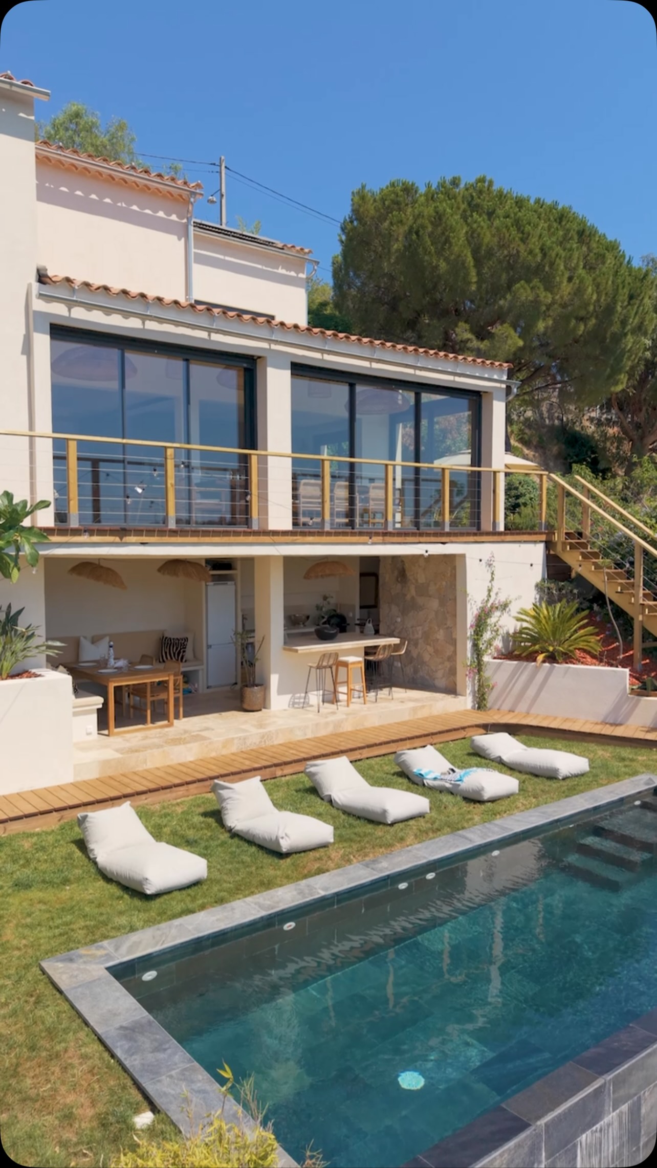 A newly renovated villa above Nice.

Completed in 2026, this elegant property offers nearly 430 sqm of total space, six...