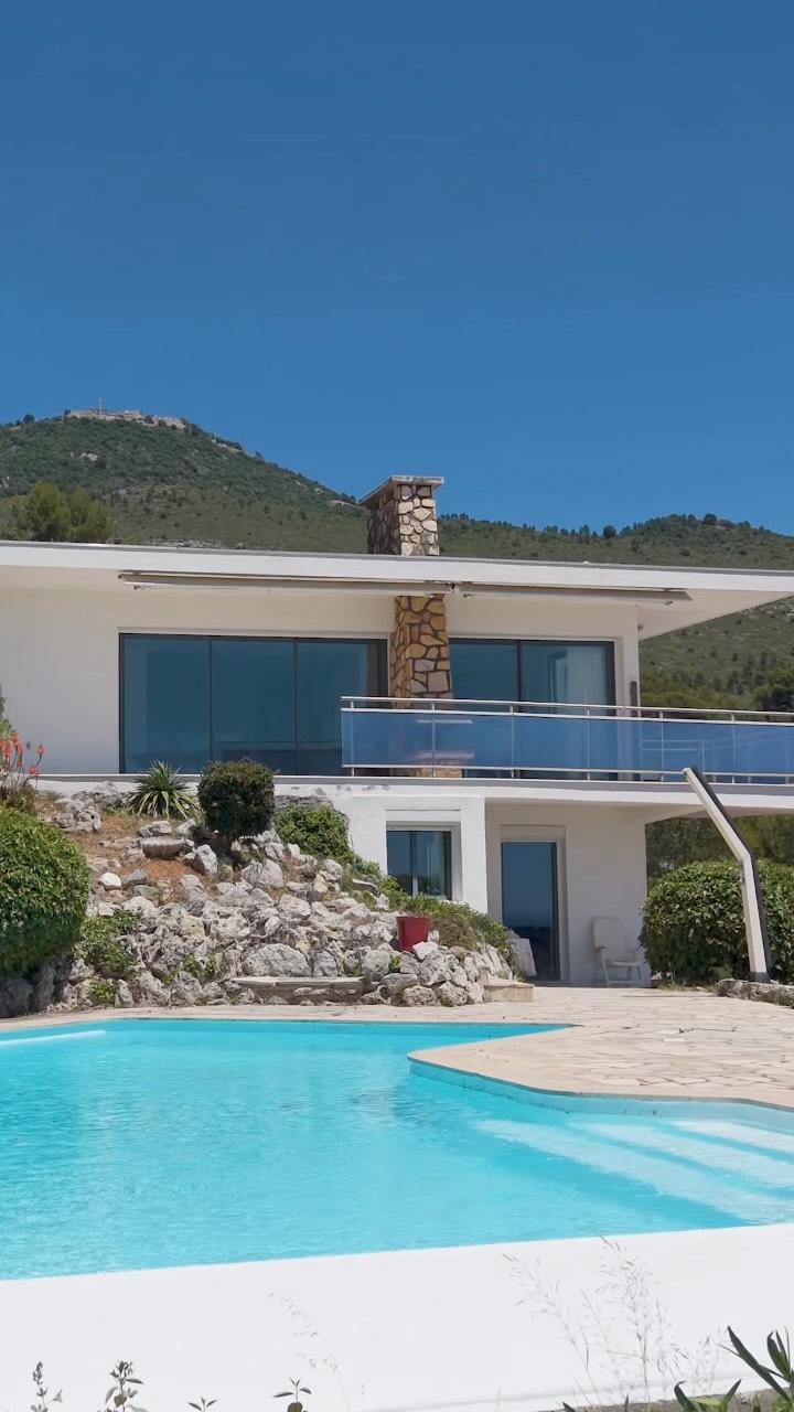 There are horizons that justify a lifetime alone.

In dominant position, this 217 sqm villa gazes upon a dizzying panora...