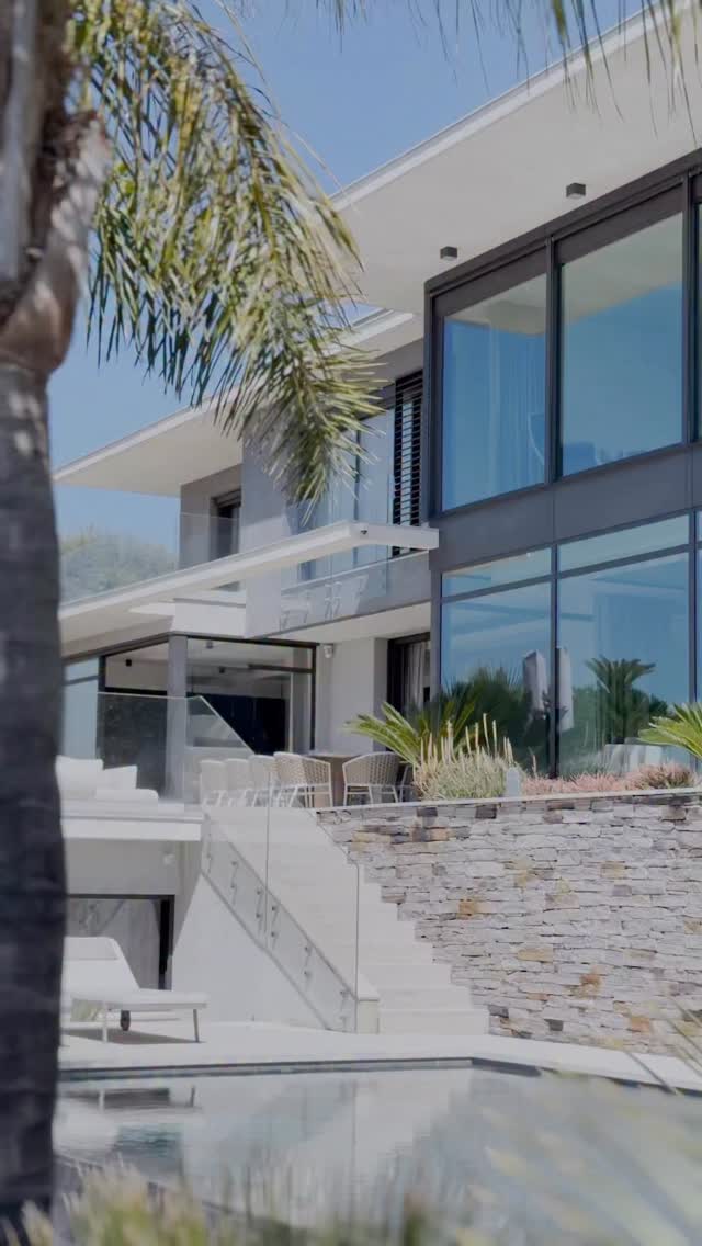 There are villas where architecture whispers rather than shouts.
At Cannes’ gates, in dominant position, this contempora...