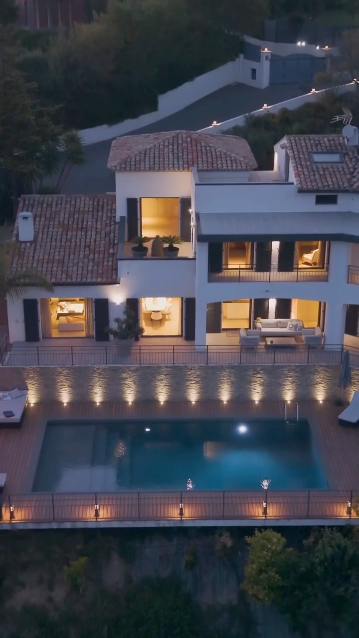 There are properties that redefine the word « panorama ».
At the end of a quiet cul-de-sac in an exclusive domain, this...