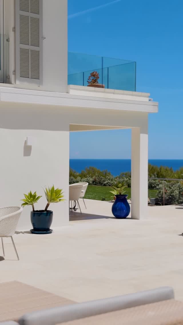 There are places where silence is a luxury.
Steps from the Grand Hôtel du Cap, this 450 sqm villa gazes at the Mediterra...