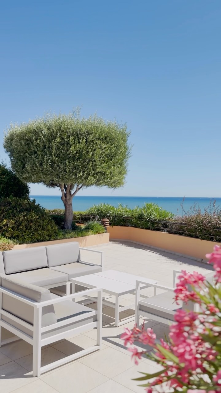 The light changes. The view never disappoints.

Perched on the top floor of a prestigious gated residence near Nice, thi...