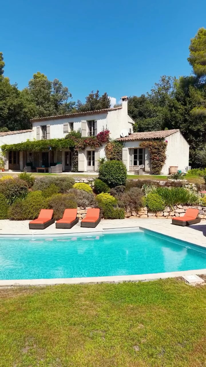 Provence, elevated. A view that never ends.

A charming Provençal property above La Colle-sur-Loup, where authenticity m...