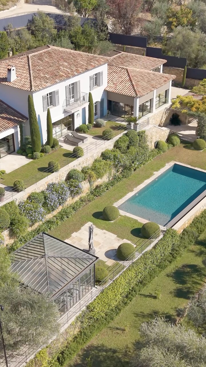 From the olive grove to the Estérel, then all the way to the bay of Théoule.

A Provençal bastide of more than 600 m², s...