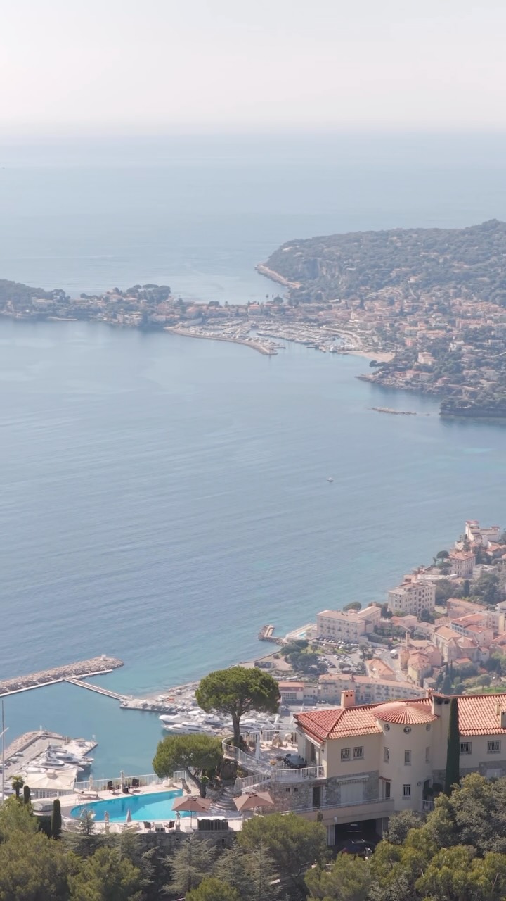 There are properties that defy gravity.
Suspended above Cap Ferrat, this 270 sqm villa plunges toward the sumptuous head...