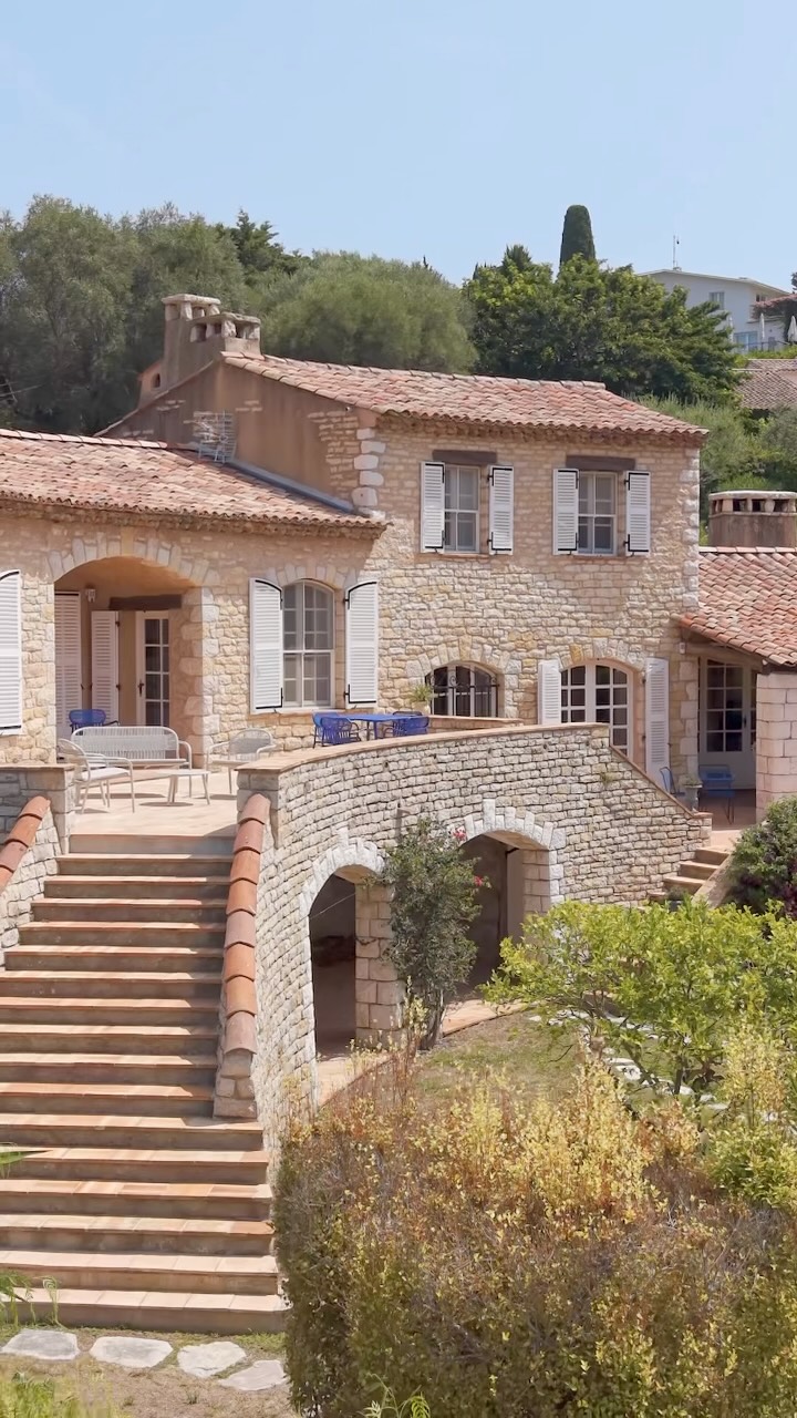 There are locations where geography becomes destiny.

On Cap d’Antibes’ western slope, this 300 sqm Provençal villa whis...