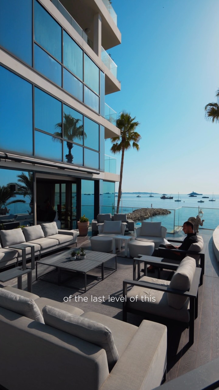 462m² over three floors. A 255m² rooftop terrace. Views of the sea and the Lérins Islands from every level.
Co-exclusive...