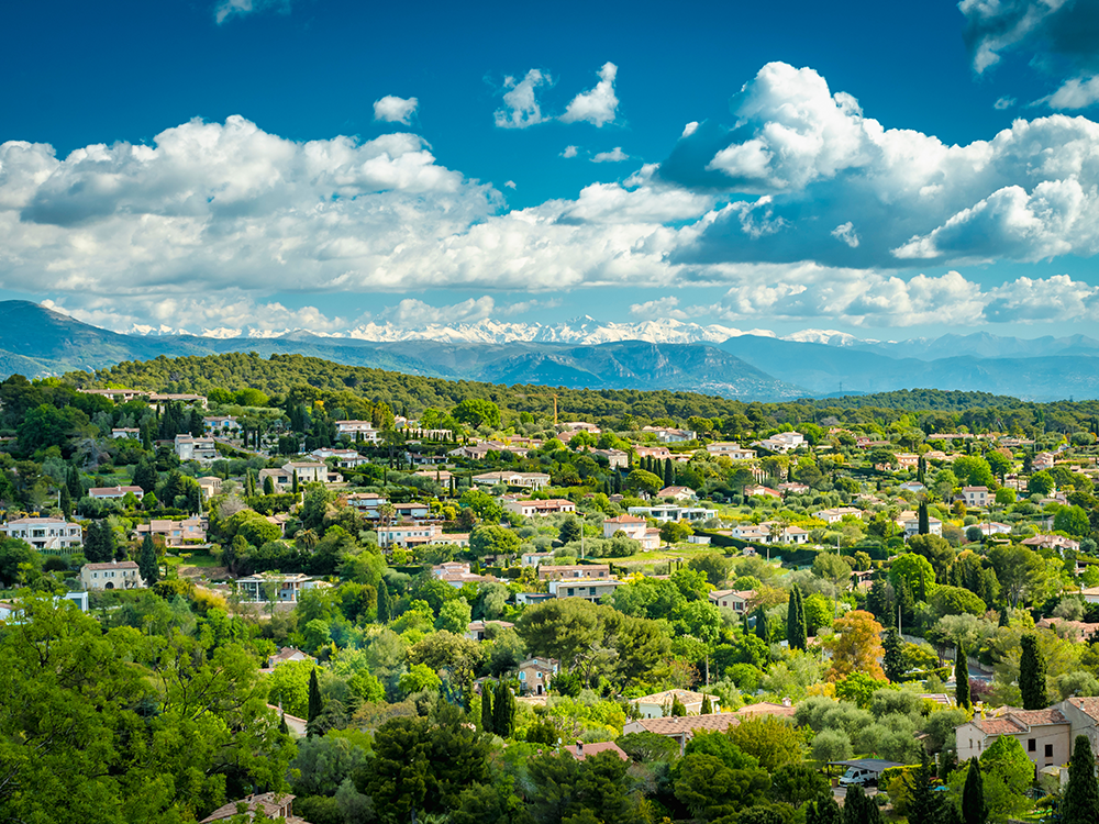 Pourquoi investir à Mougins : calme, prestige et proximité de Cannes