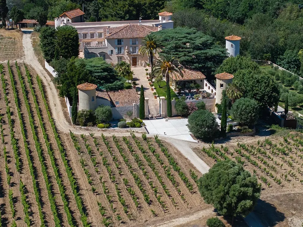 Château provençal au cœur des vignes