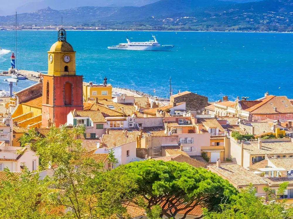 Les Restaurants Incontournables de Saint-Tropez : Où Dîner pour une Soirée d’Exception ?