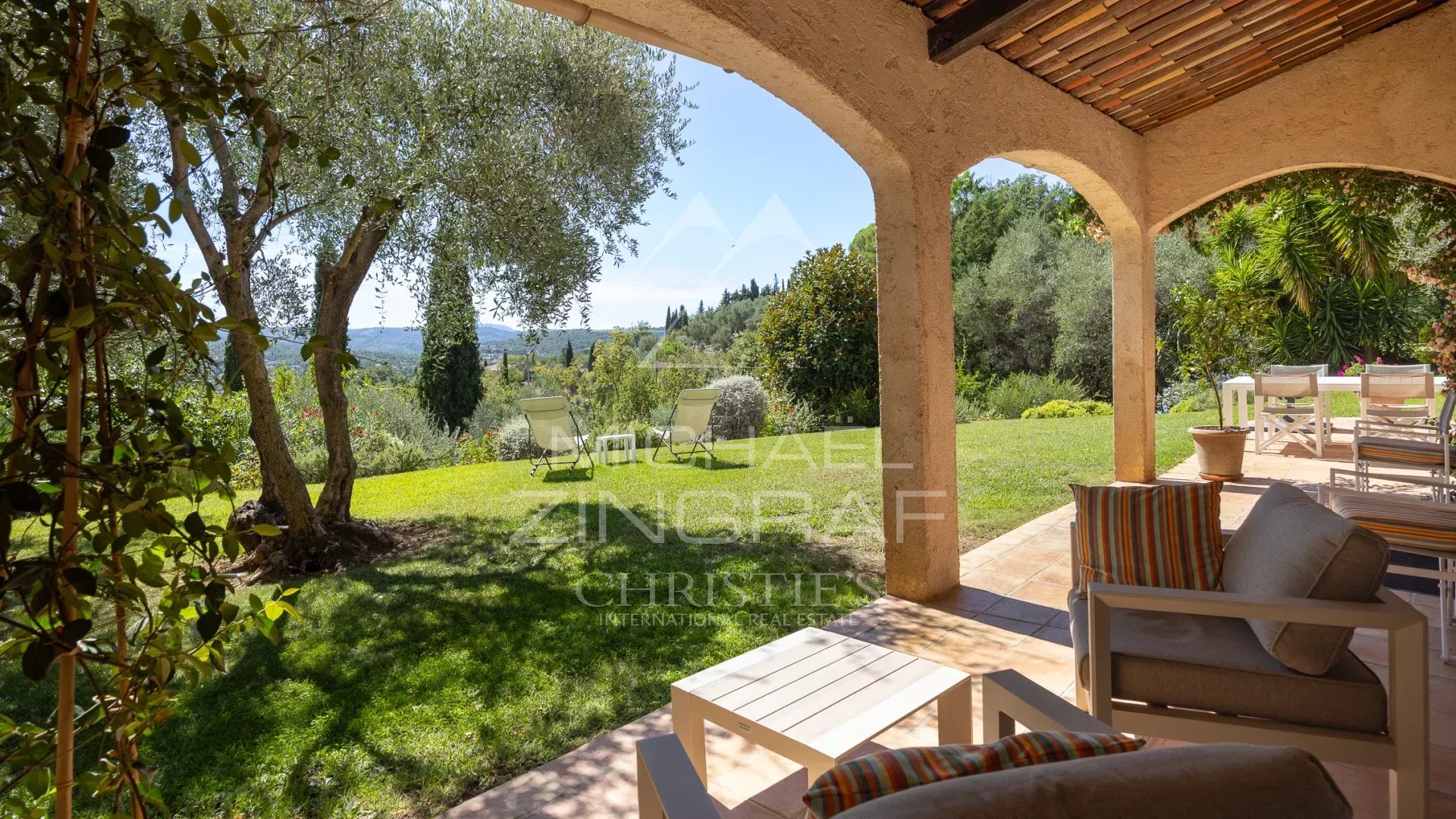 Charming villa with an open view and four suites