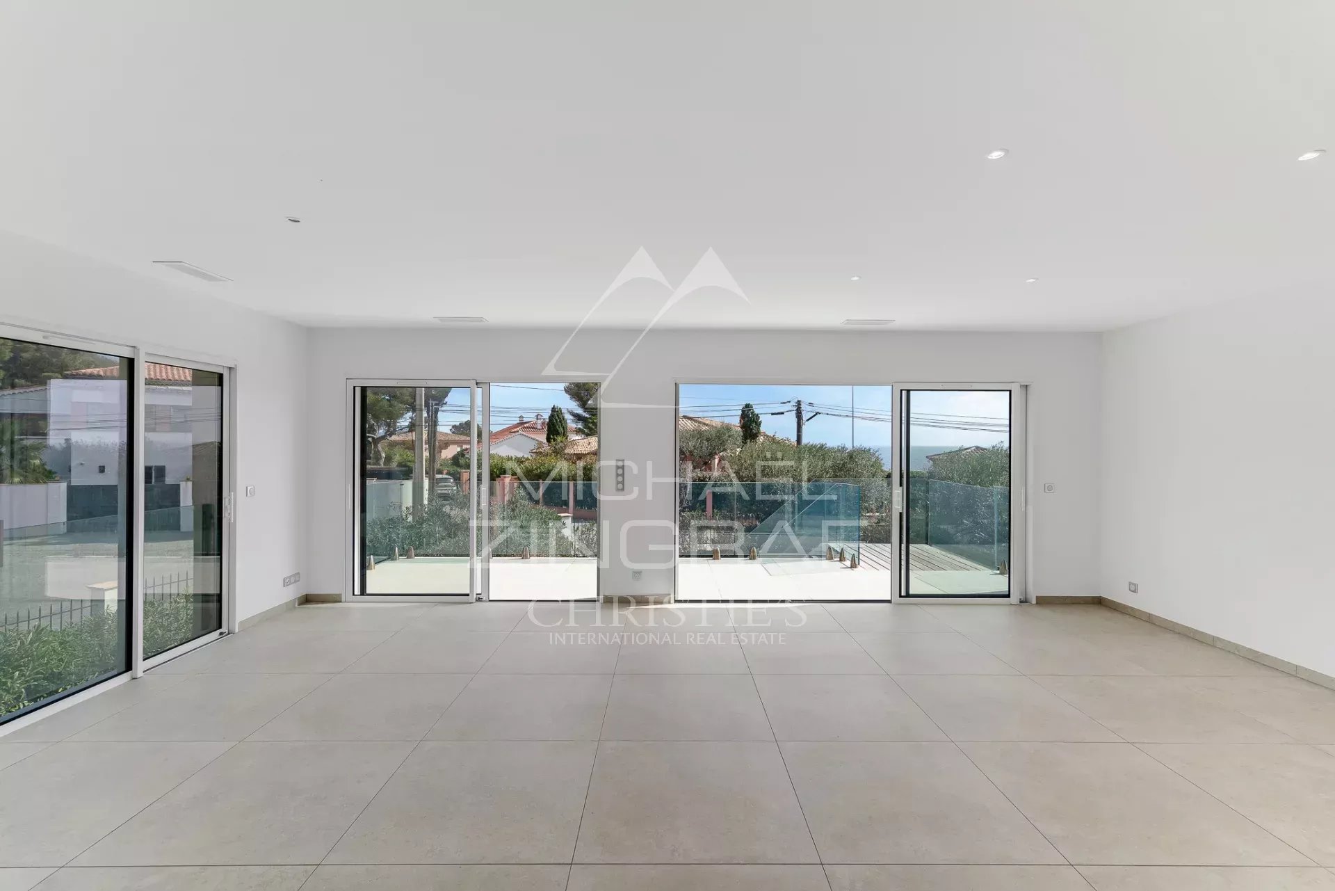 New Elegant house with sea view close to the port