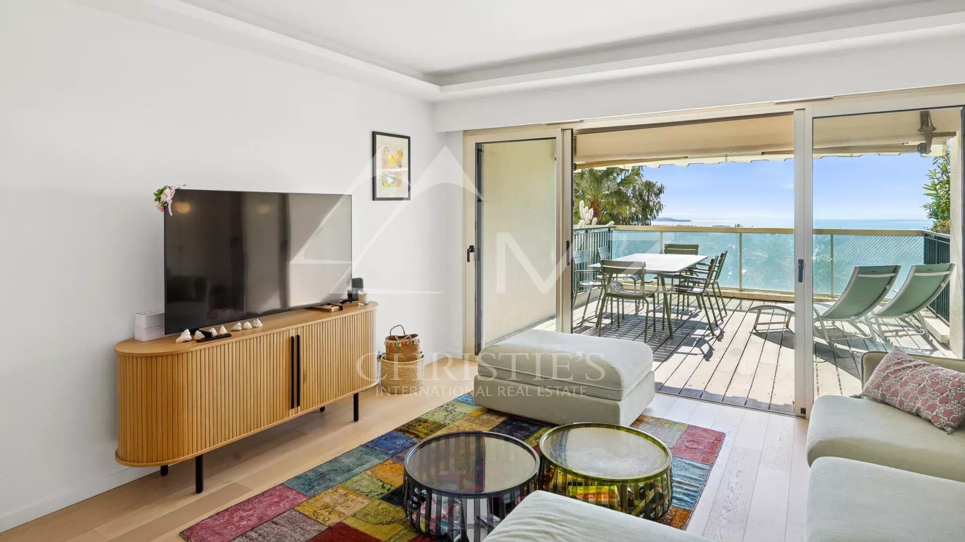 Co sole Agent: Renovated Apartment with Panoramic Sea View in Residential Le Cannet