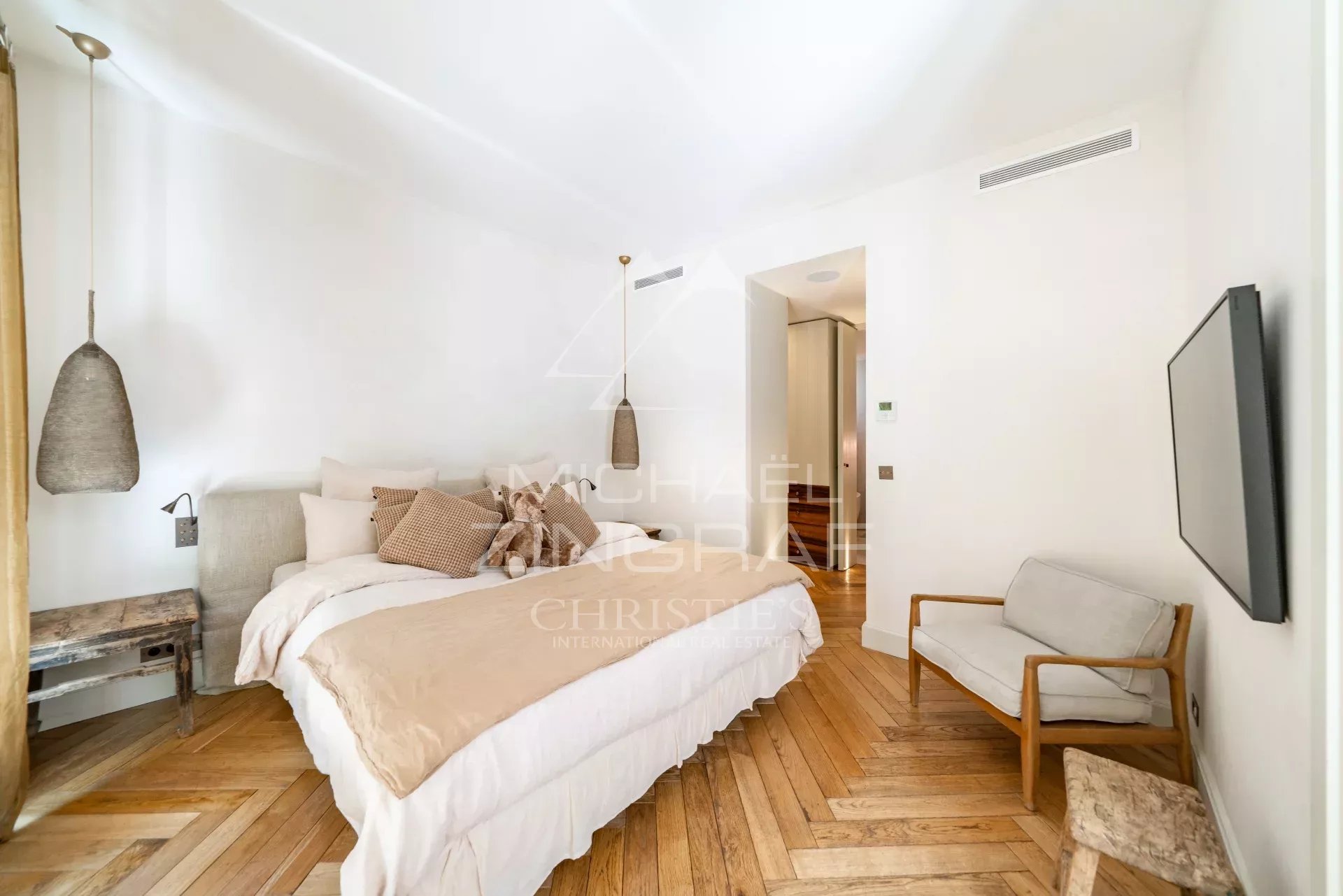 Cannes – Proche Croisette – Élégant rez-de-jardin avec piscine privative