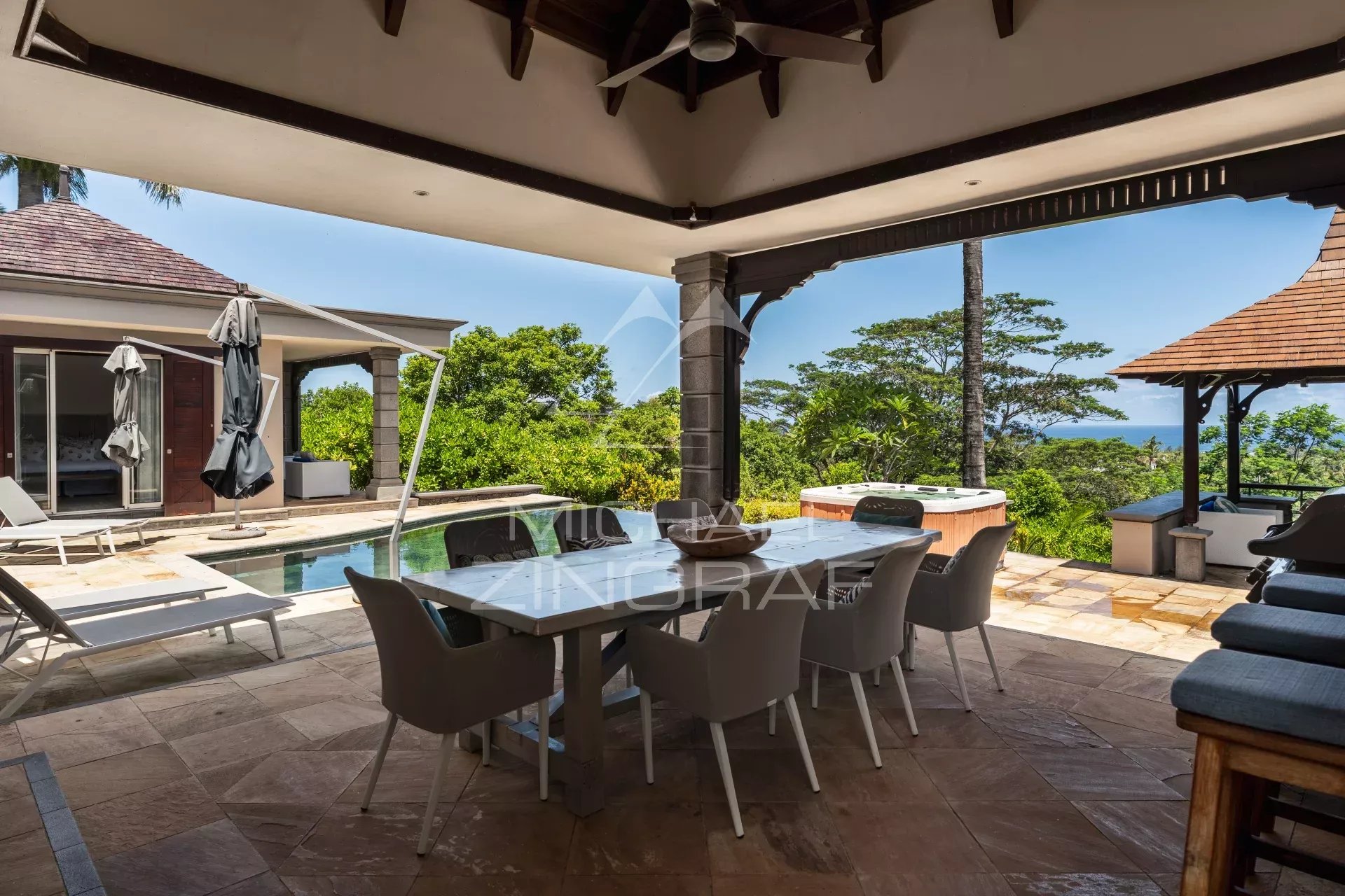 Villa d’exception avec vue panoramique sur l’océan à Valriche