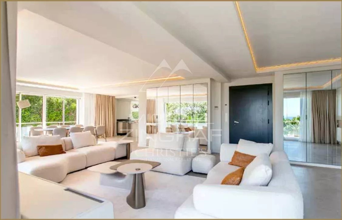 SPLENDID RENOVATED CONTEMPORARY VILLA OF 320 SQM LOCATED IN A PRIVATE ESTATE