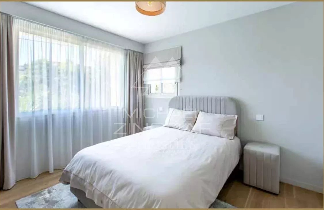 SPLENDID RENOVATED CONTEMPORARY VILLA OF 320 SQM LOCATED IN A PRIVATE ESTATE