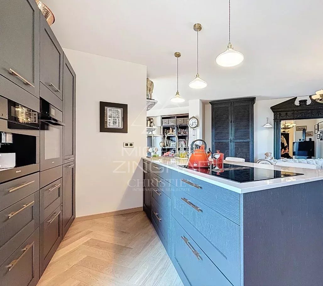 Juan-les-Pins – Außergewöhnliche Wohnung im obersten Stockwerk, großzügige Räume, Sonne und Meerblick