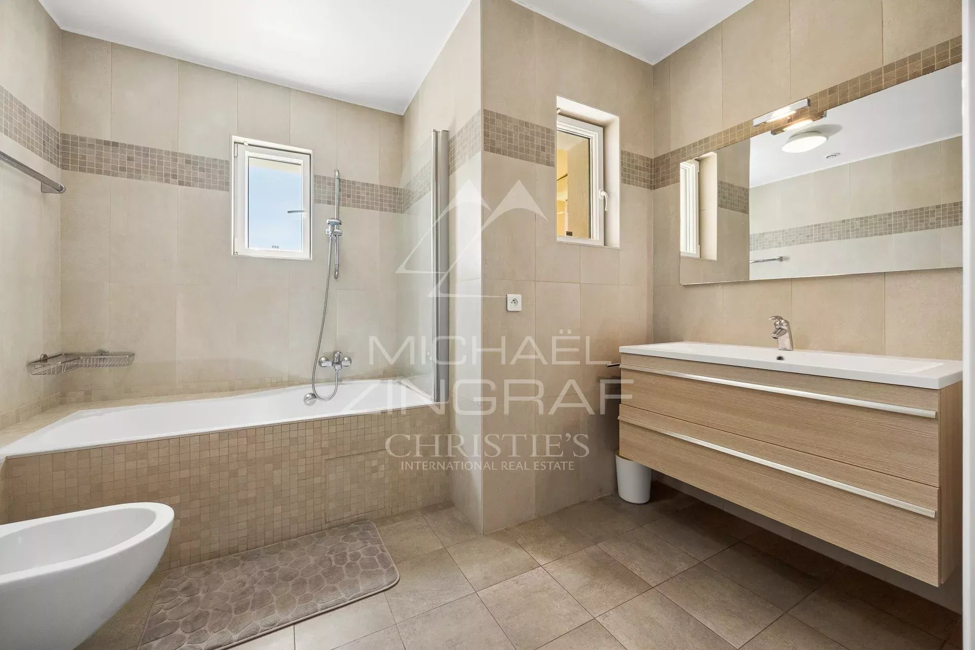 Zeitgenössische Villa mit unverbaubarem Panoramablick