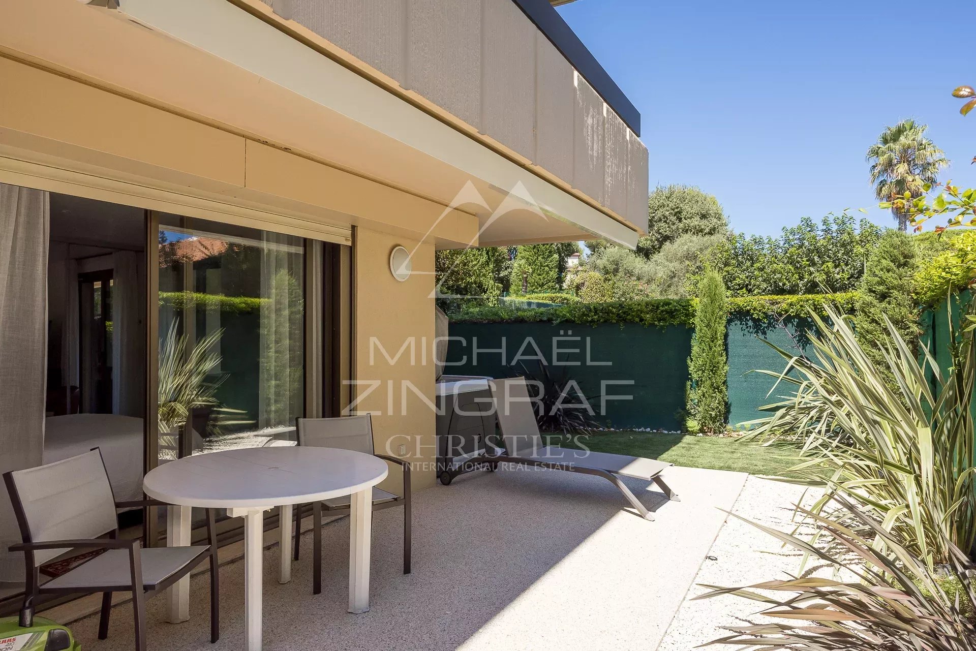 EXKLUSIV – Außergewöhnliche Immobilie am Eingang zum Cap d’Antibes – Résidence Château de la Pinède