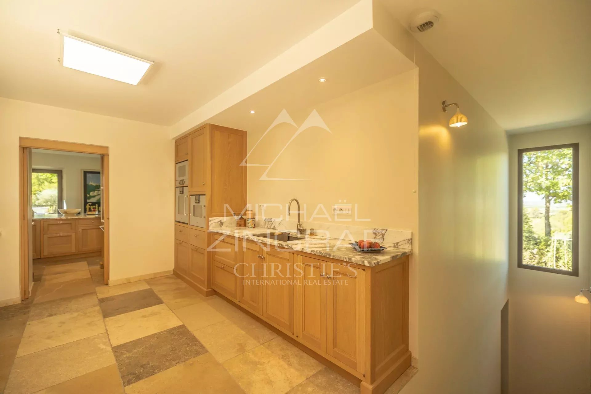 Vue panoramique, élégance provençale et confort contemporain avec piscine