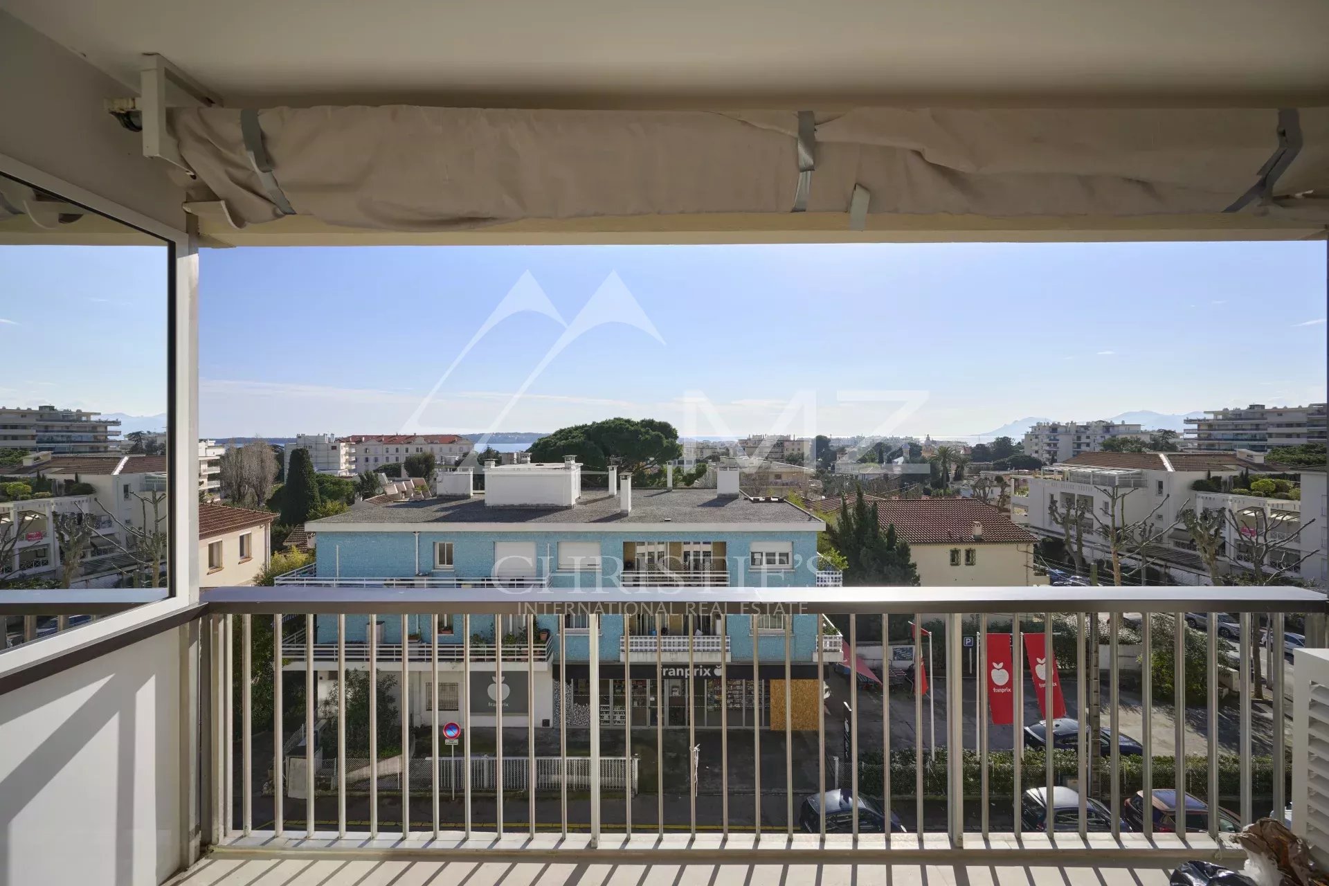 3-room apartment on the top floor in the city center