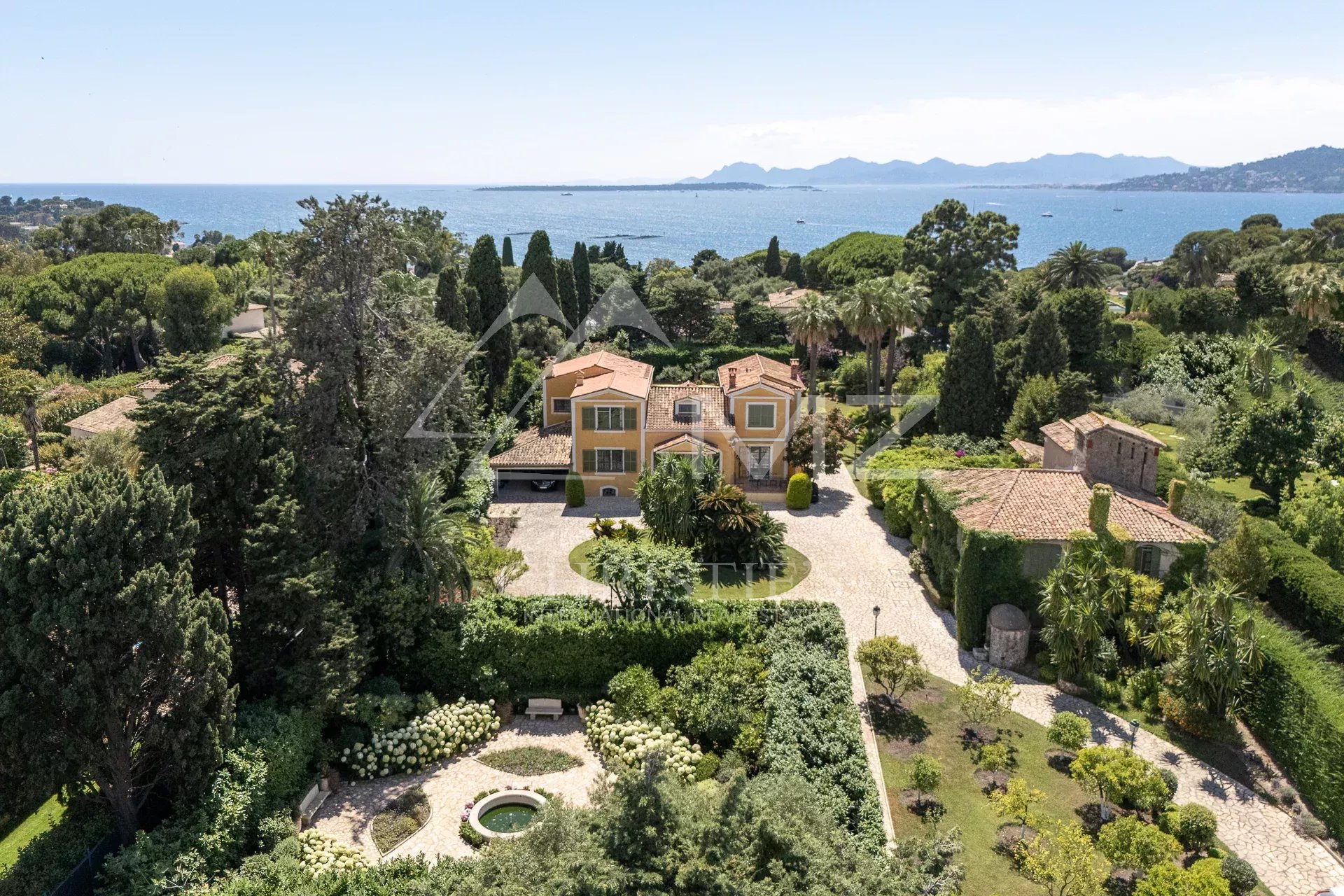 Exclusive Domain Properties in Cap d'Antibes west side with 4873 m2 landscaped park