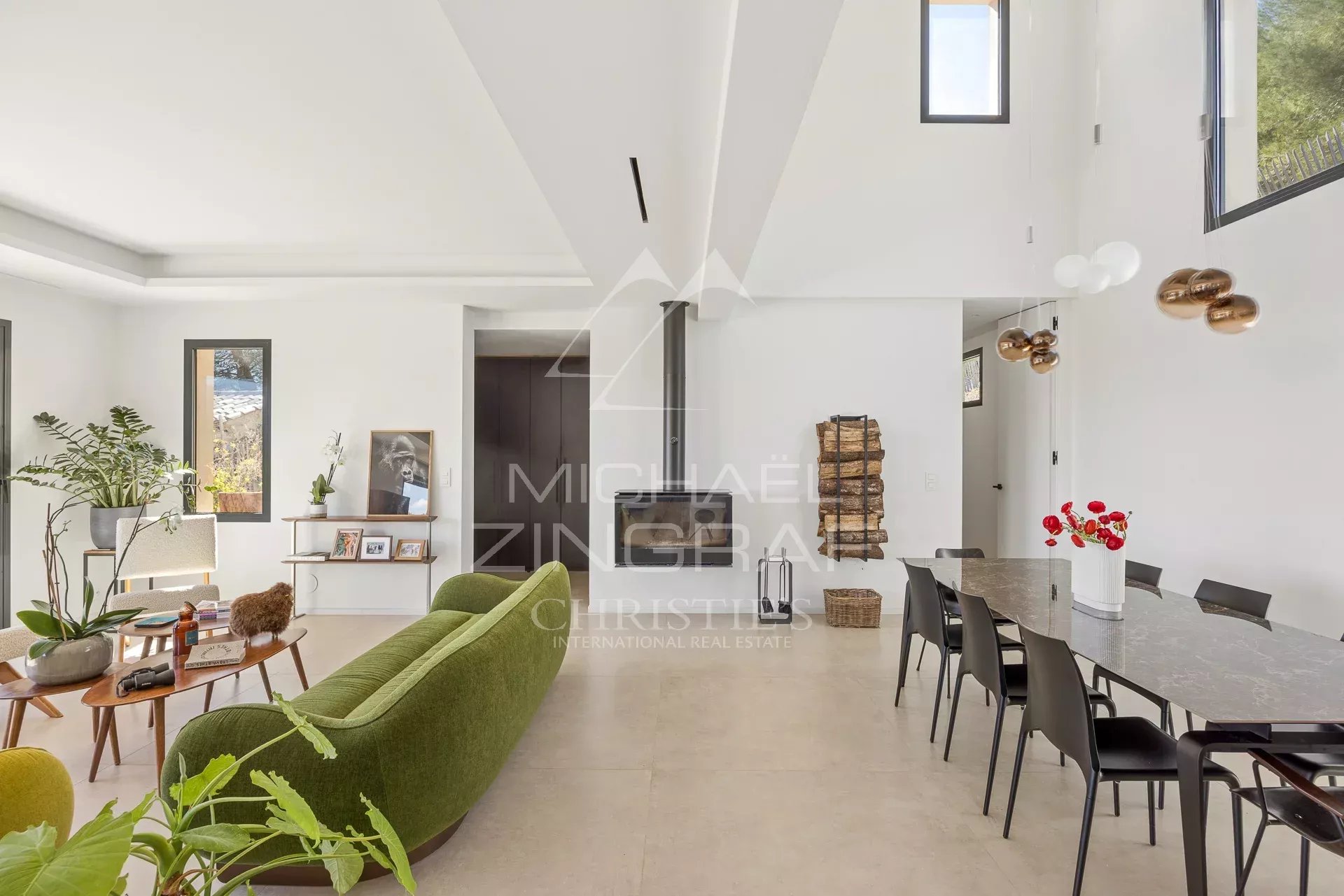 Tourrettes-sur-Loup : Propriété provençale moderne ave vue panoramique sur la mer et les collines