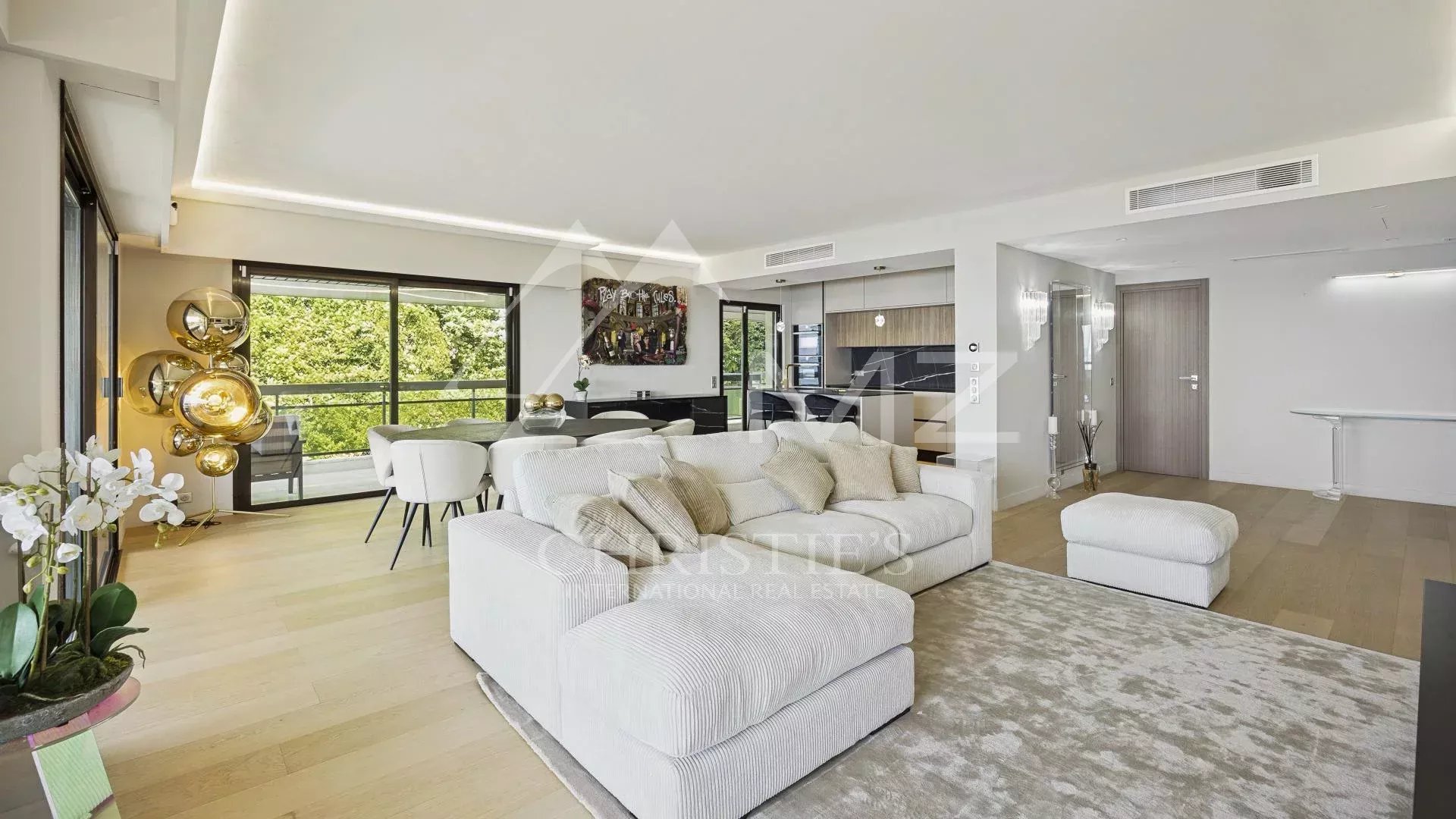 Magnificent contemporary apartment with a magical sea view