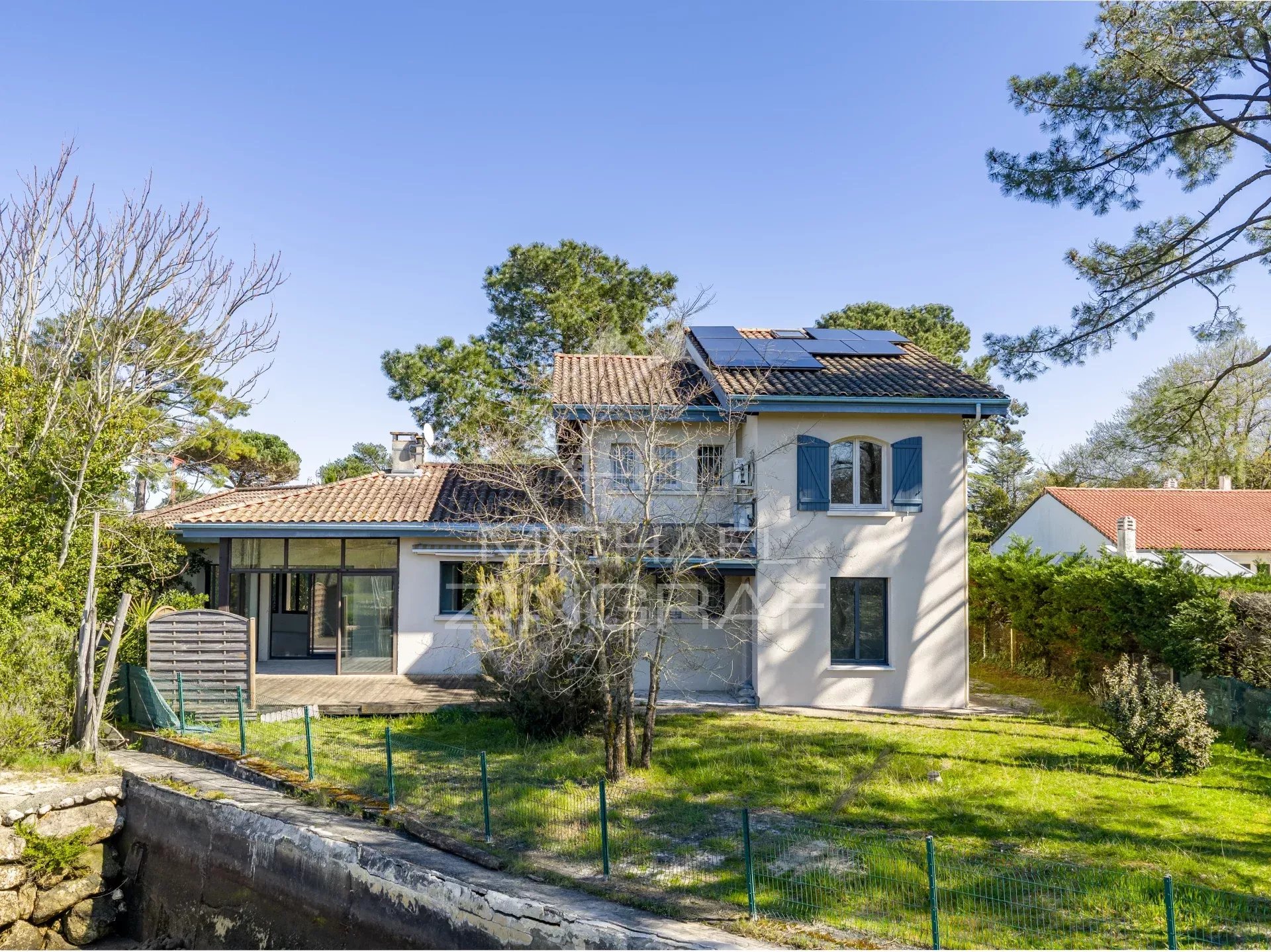 Une villa d'architecte dans un décor authentique au Port de la Hume