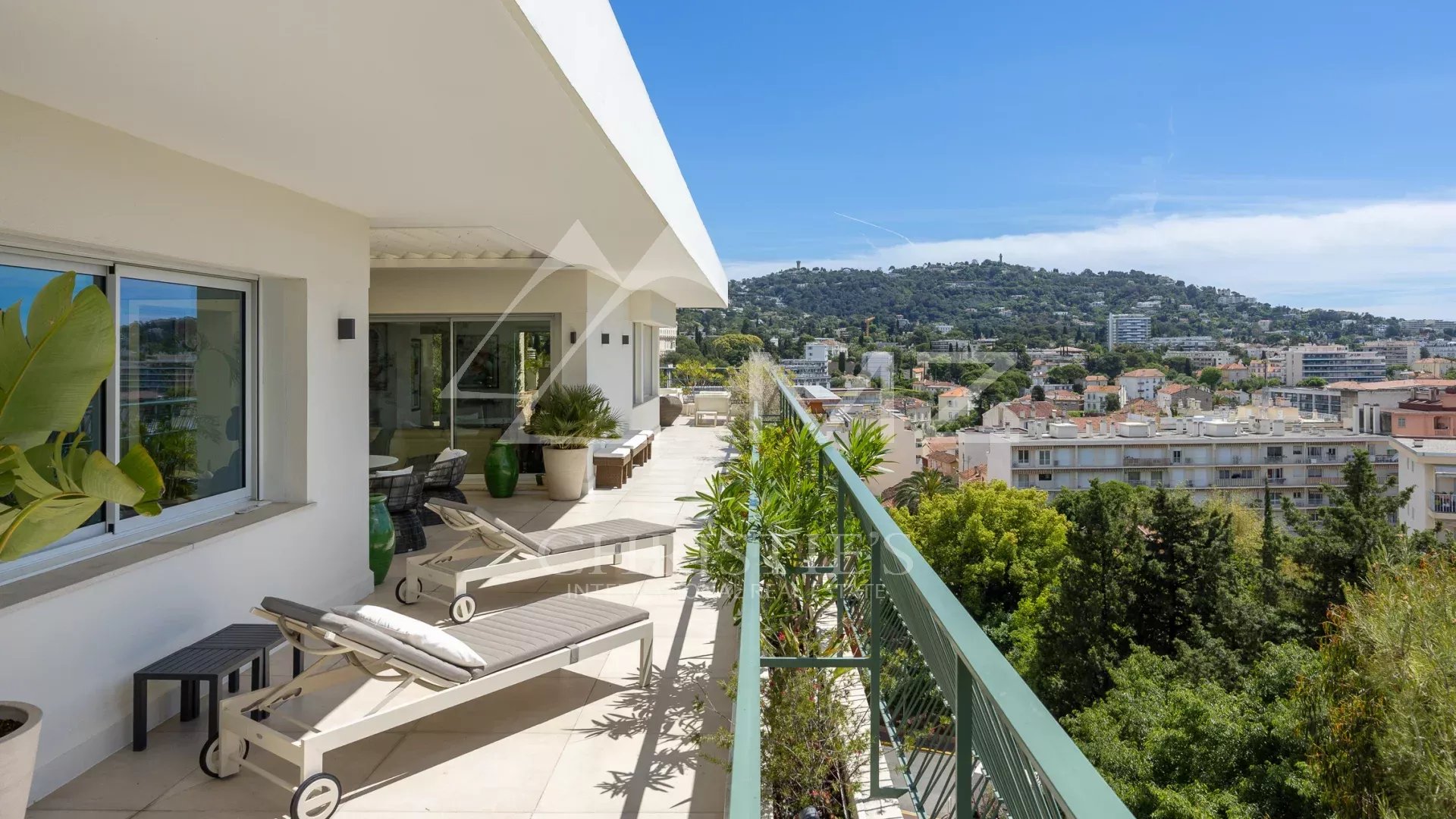 SOLE AGENT: 15 minutes walk from the city center, discover this exceptional roof villa