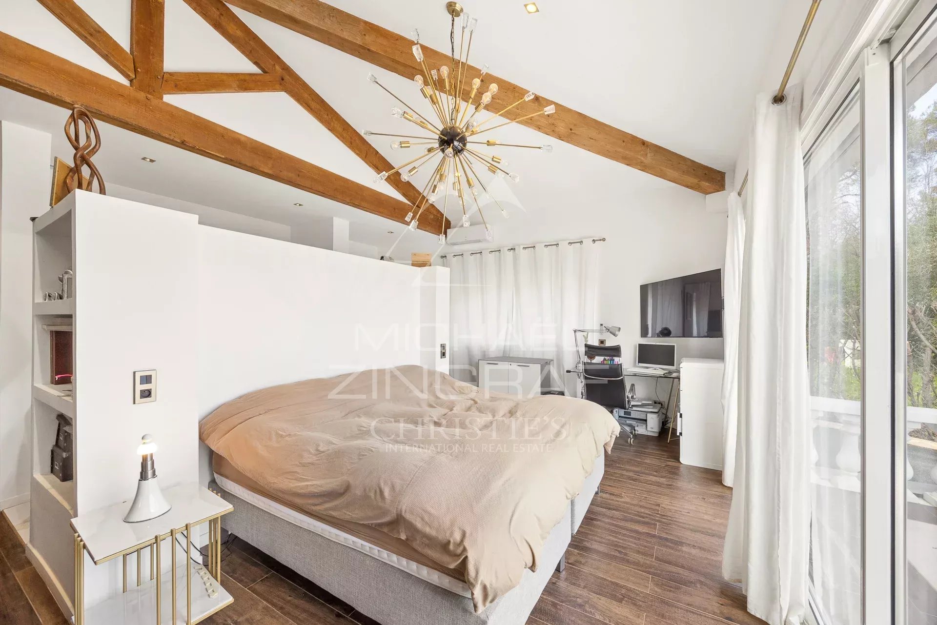 Roquefort-les-Pins – Élégante villa provençale moderne au cœur d’un environnement verdoyant