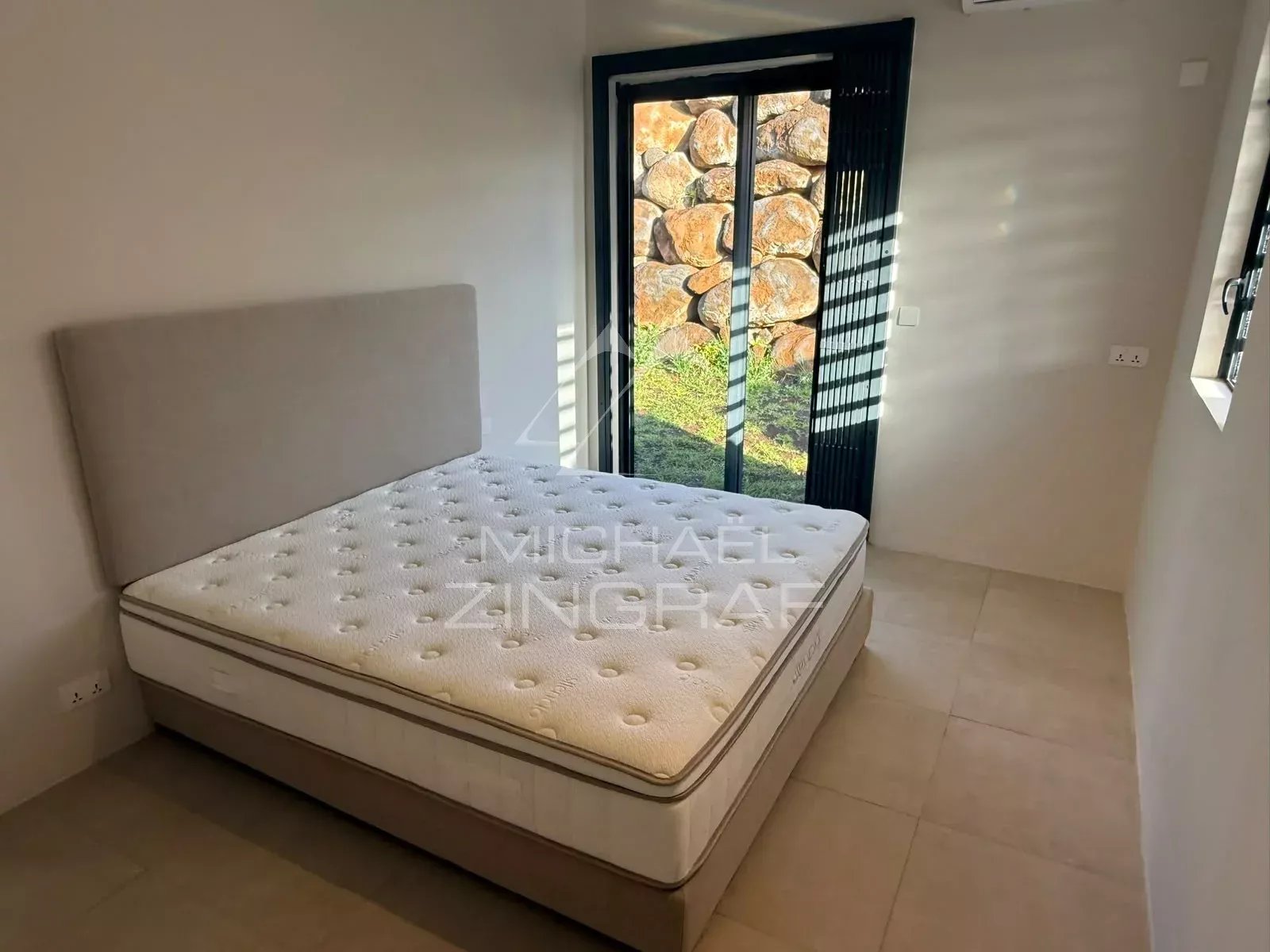 Neue möblierte Villa mit freiem Blick in Belle Vue Harel