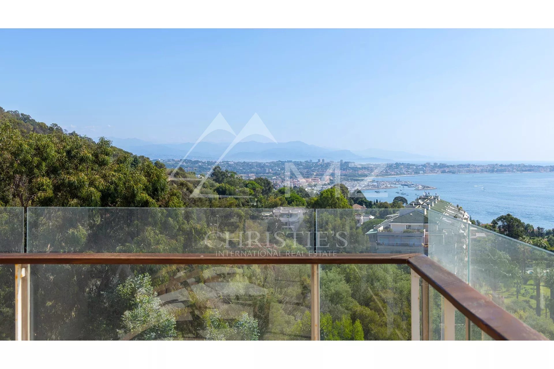 Hervorragende Eckwohnung mit atemberaubendem Meerblick