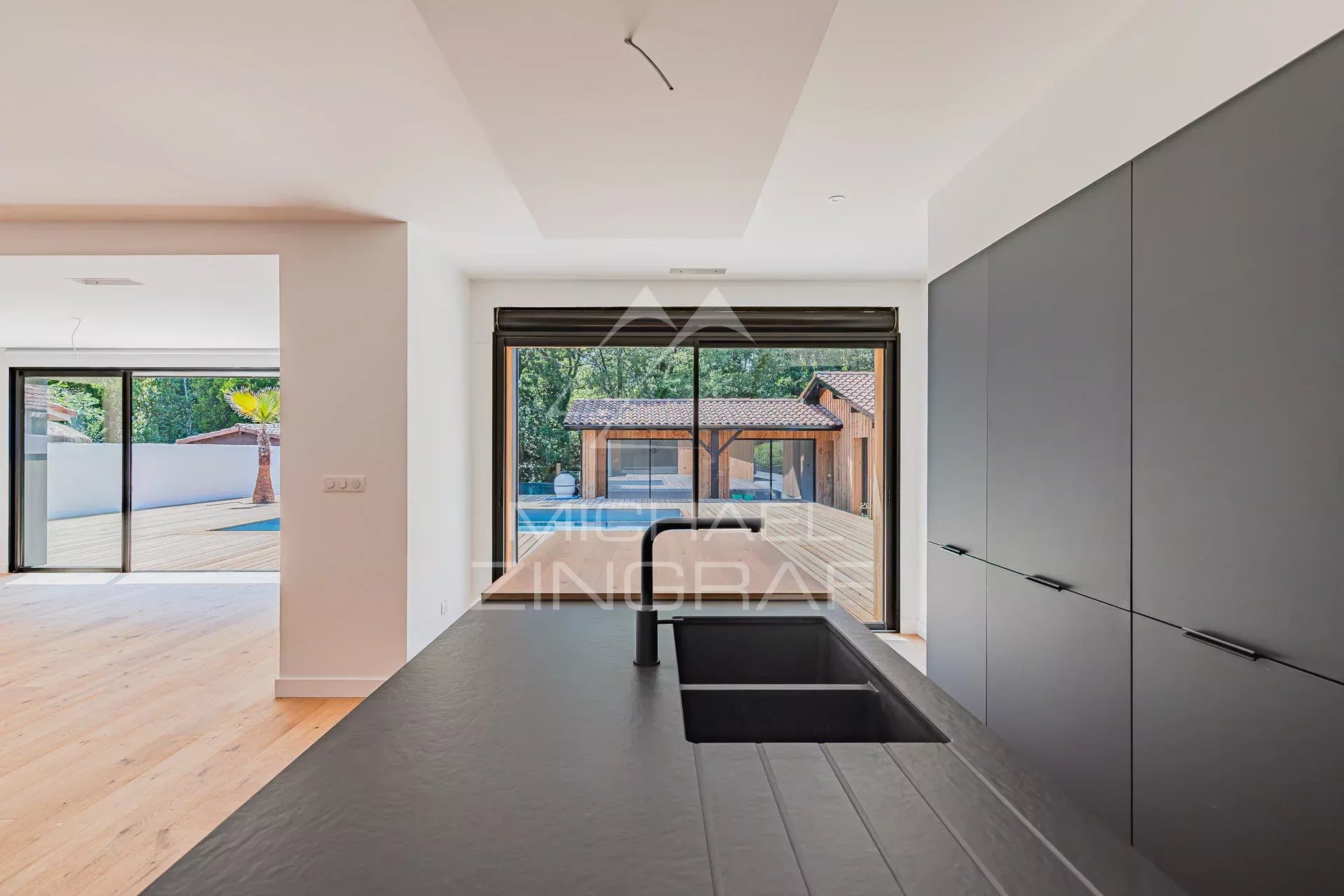 La Hume – a luxury family home with an outbuilding
