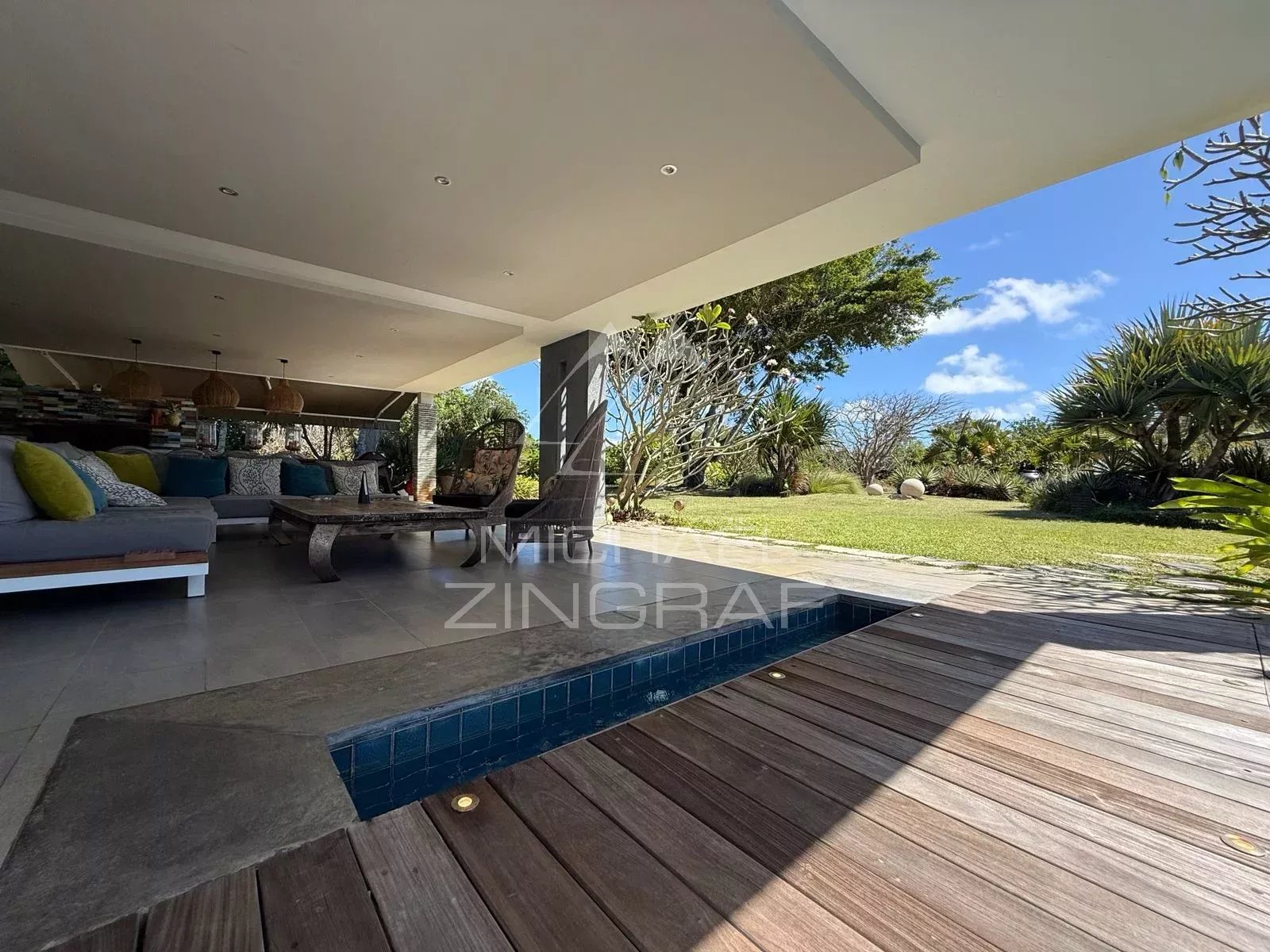Villa d’Exception au Bord d’un Barachois à Calodyne
