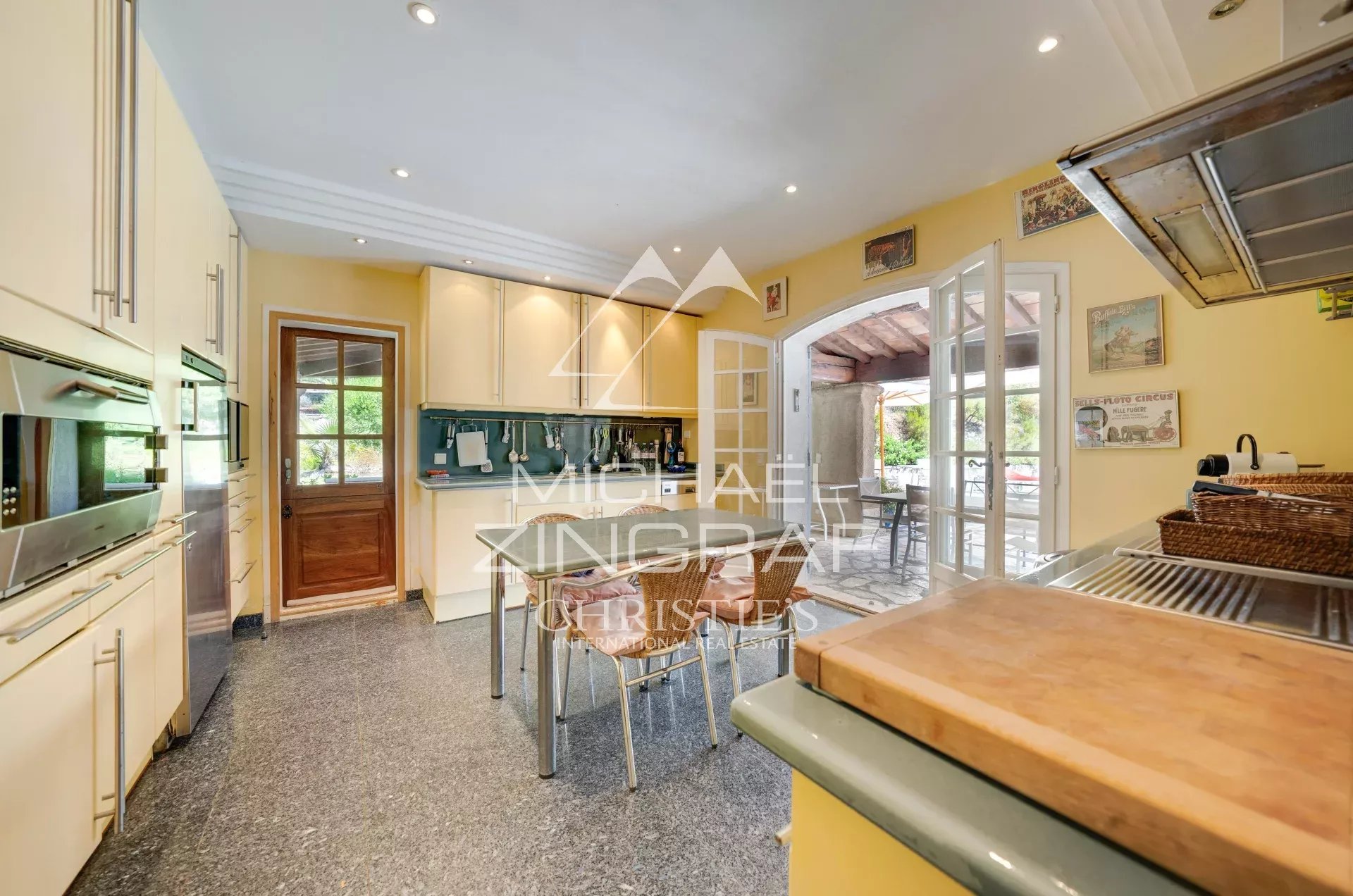 Exklusives Anwesen in St-Cyr-sur-Mer mit Swimmingpool und Tennisplatz