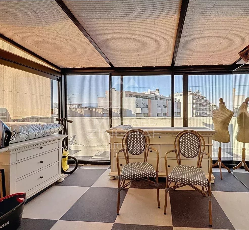 Juan-les-Pins – Außergewöhnliche Wohnung im obersten Stockwerk, großzügige Räume, Sonne und Meerblick