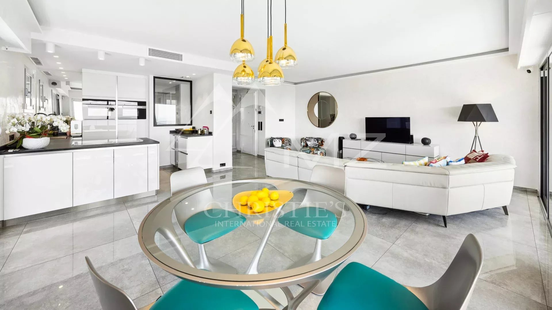 Stunning top-floor flat