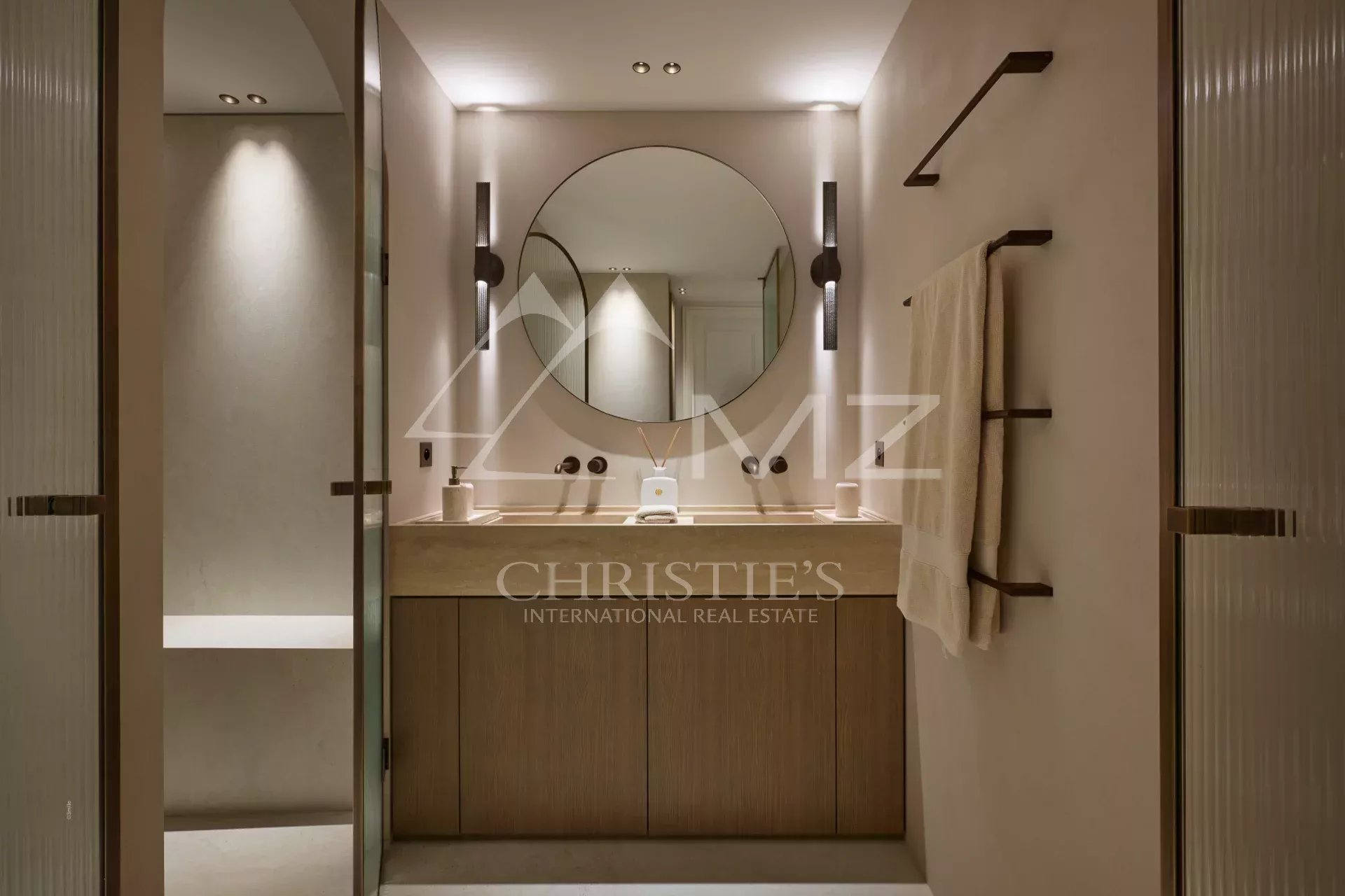 EXCLUSIVITE: Superbe appartement contemporain à la vue mer époustouflante