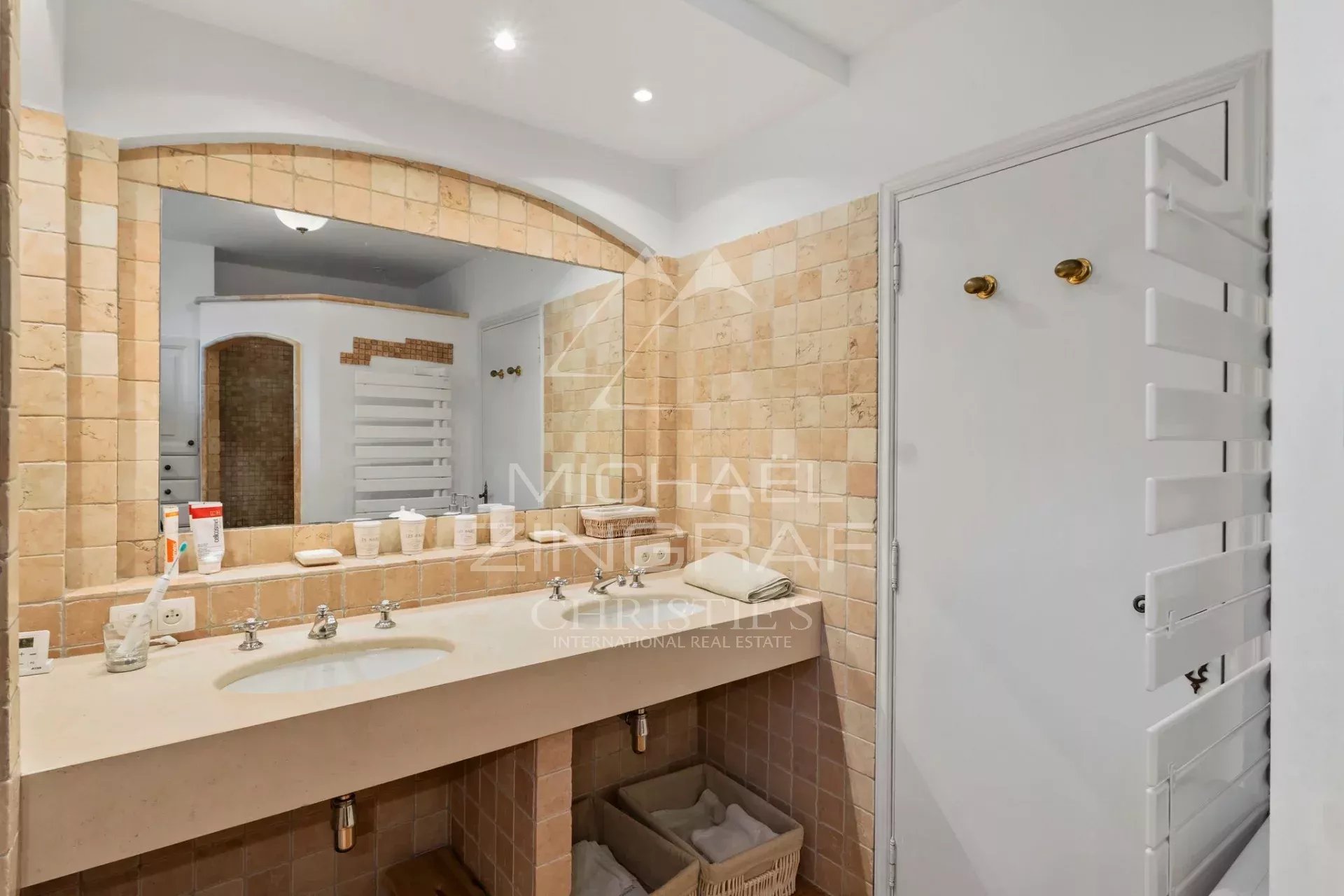 Panoramablick auf Meer und Berge