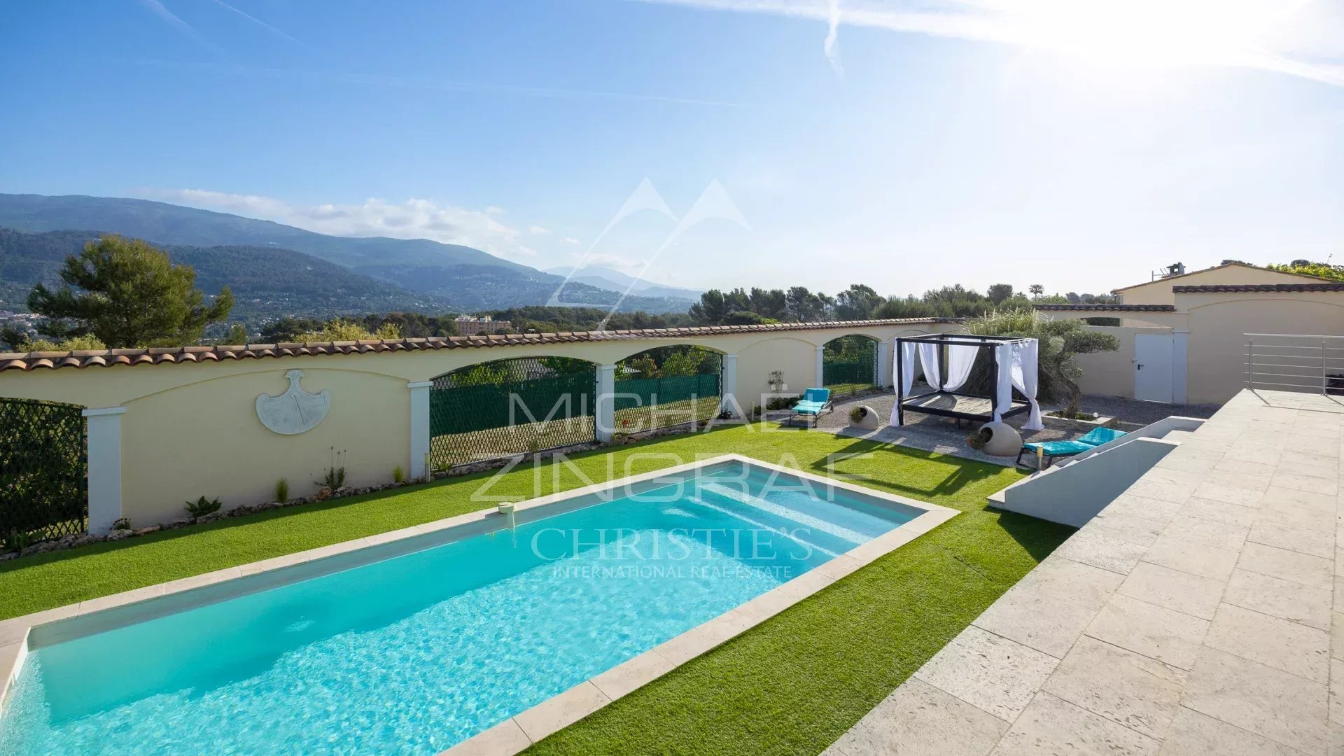 Elegante villa avec vue dégagée sur les collines