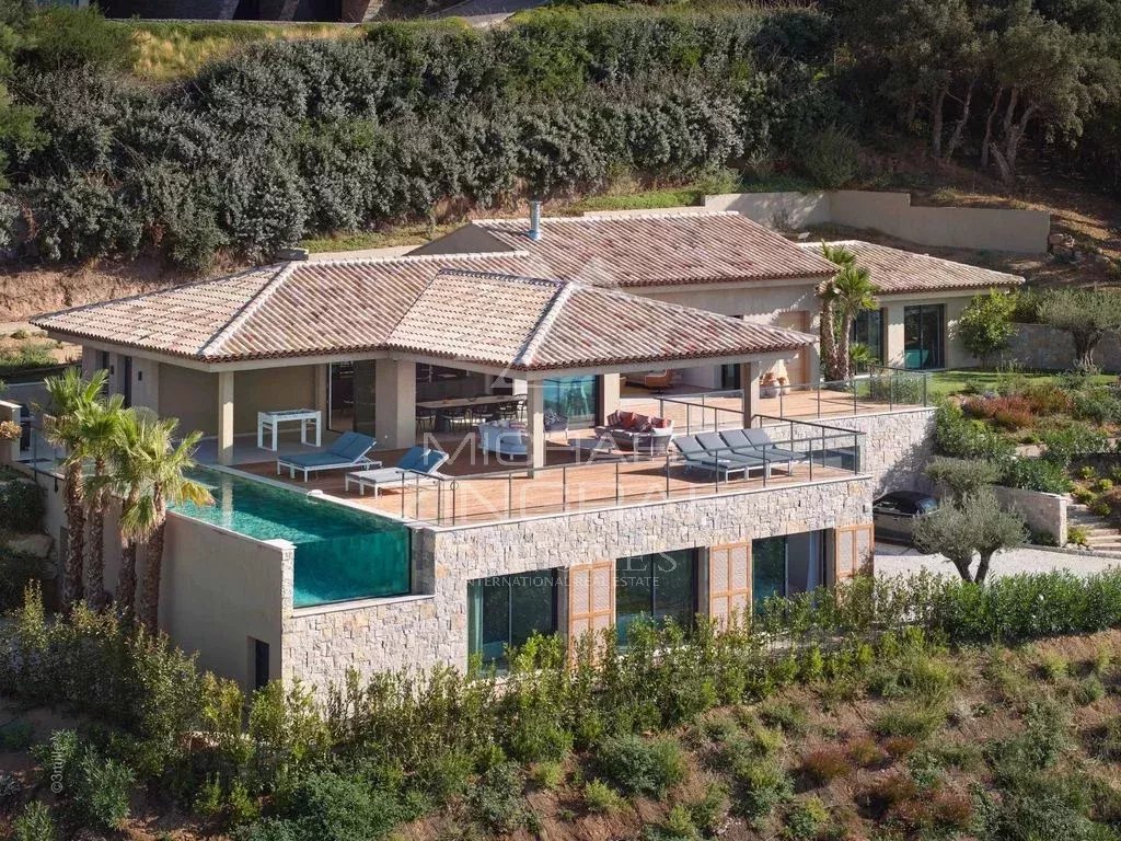 Exceptional villa with breathtaking views of the Bay of Saint-Tropez