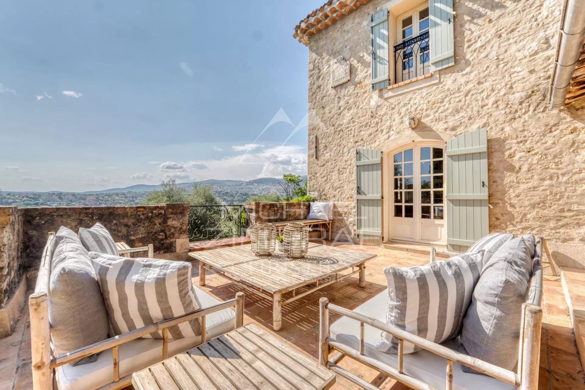 Superbe propriété rénovée avec ses deux maisons d'amis