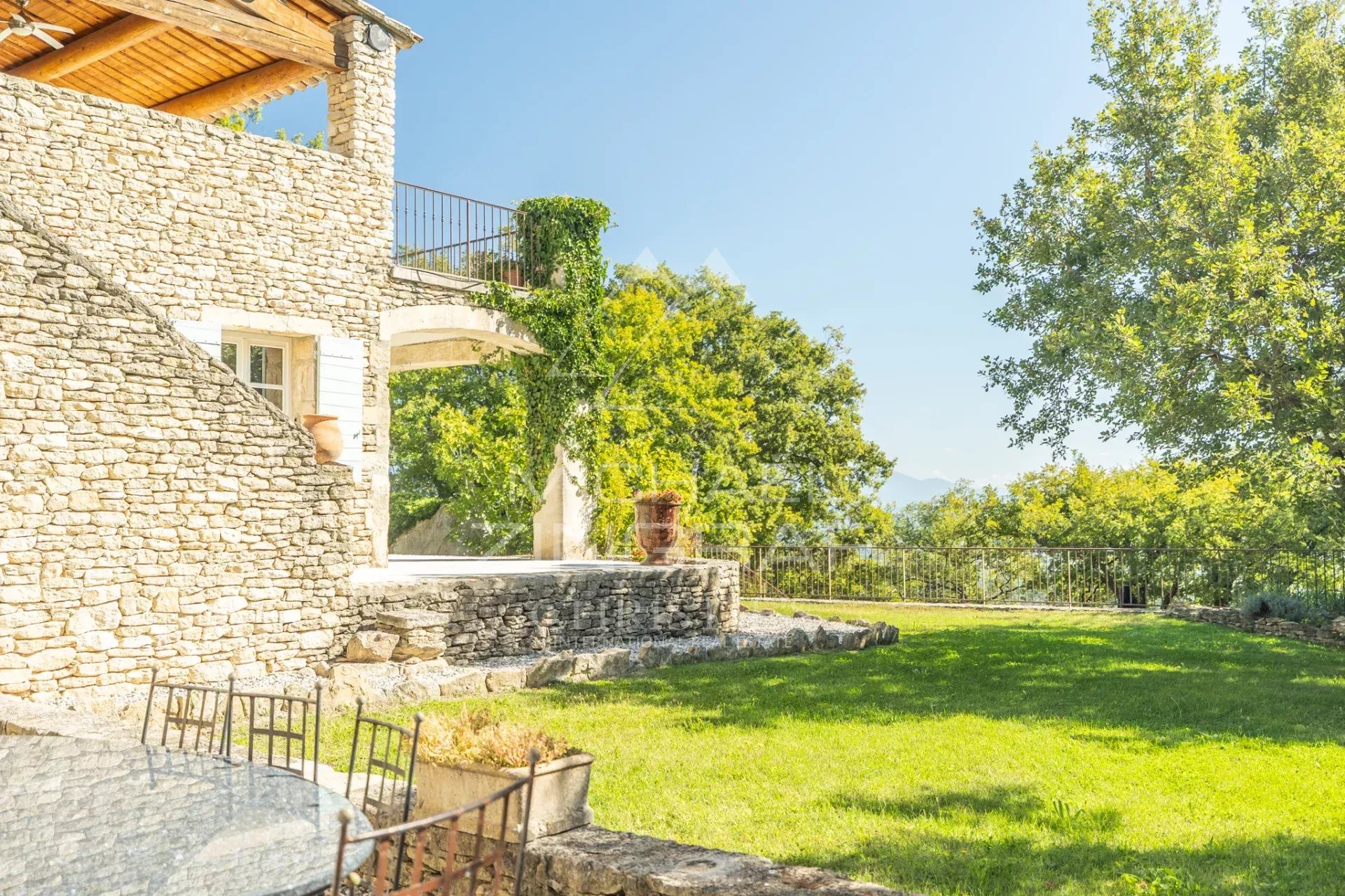 Gordes – Wunderschönes Steinhaus mit Aussicht und Pool, nur wenige Schritte vom Dorfzentrum entfernt