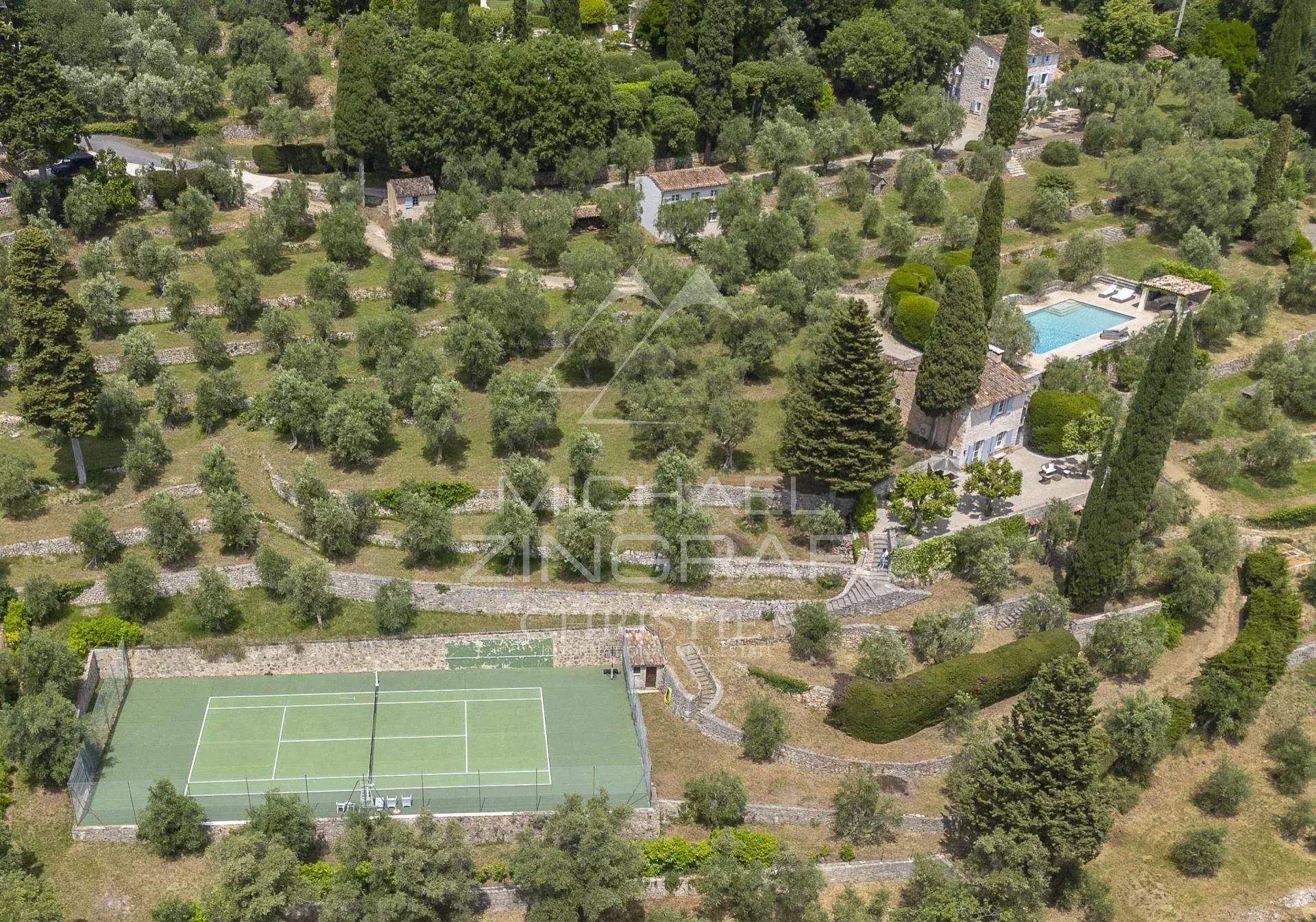 Domaine vue mer et lac, oliveraie , tennis avec villa  principale et pavillon d'hôtes.