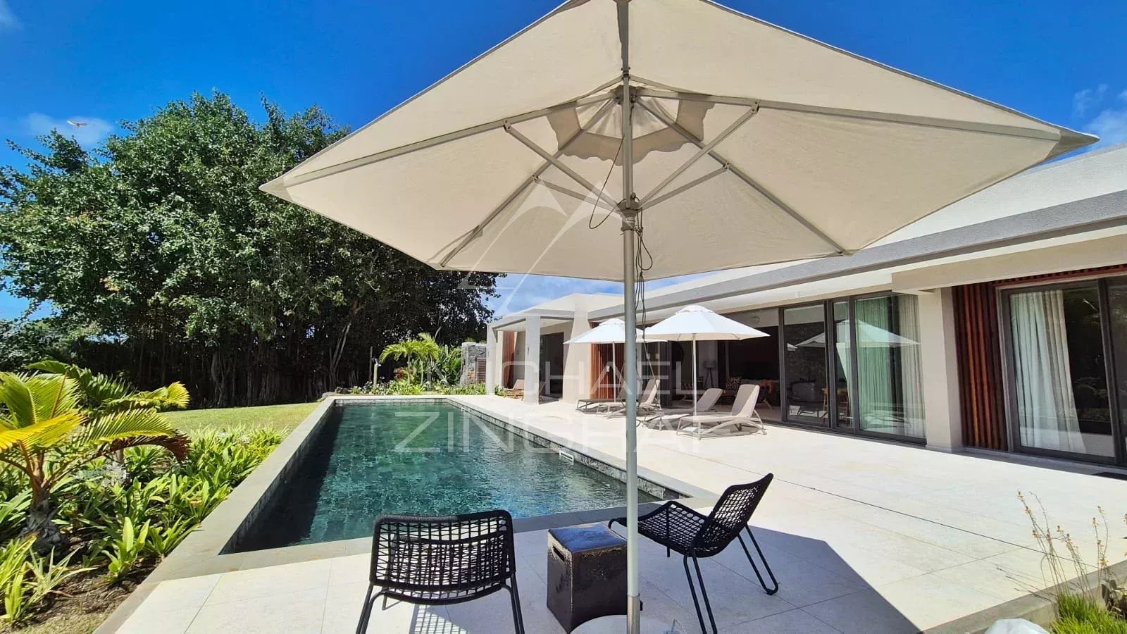 Moderne ebenerdige Villa mit Golfblick in ruhiger Lage