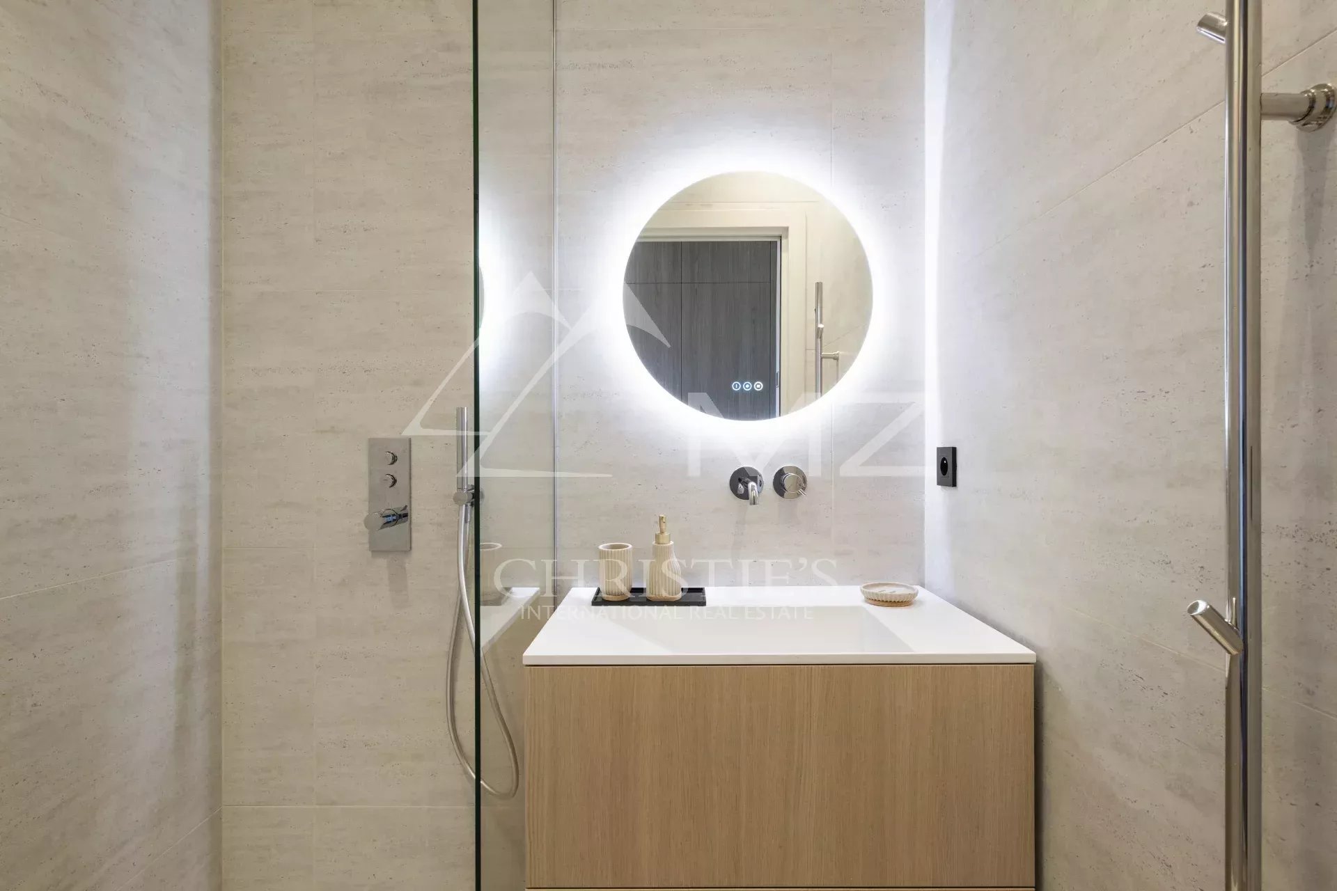 Cannes Croisette - Appartement 4 Pièces rénové - Vue mer - Etage élevé