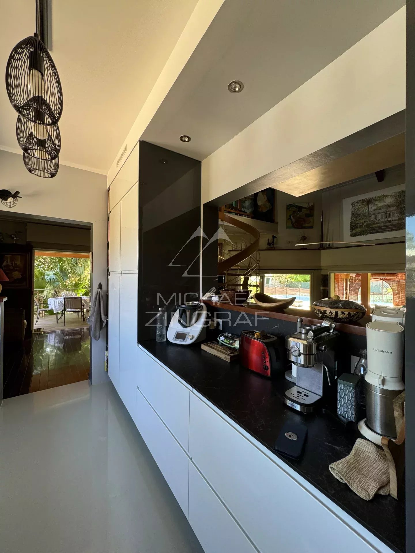 Exceptional Villa in a Secure Estate in Saint-Gilles-les-Bains